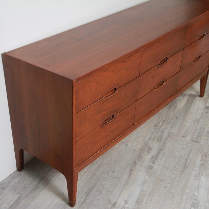 Mid-Century Walnut Dresser Set by United Furniture Company In Good Condition In New London, CT