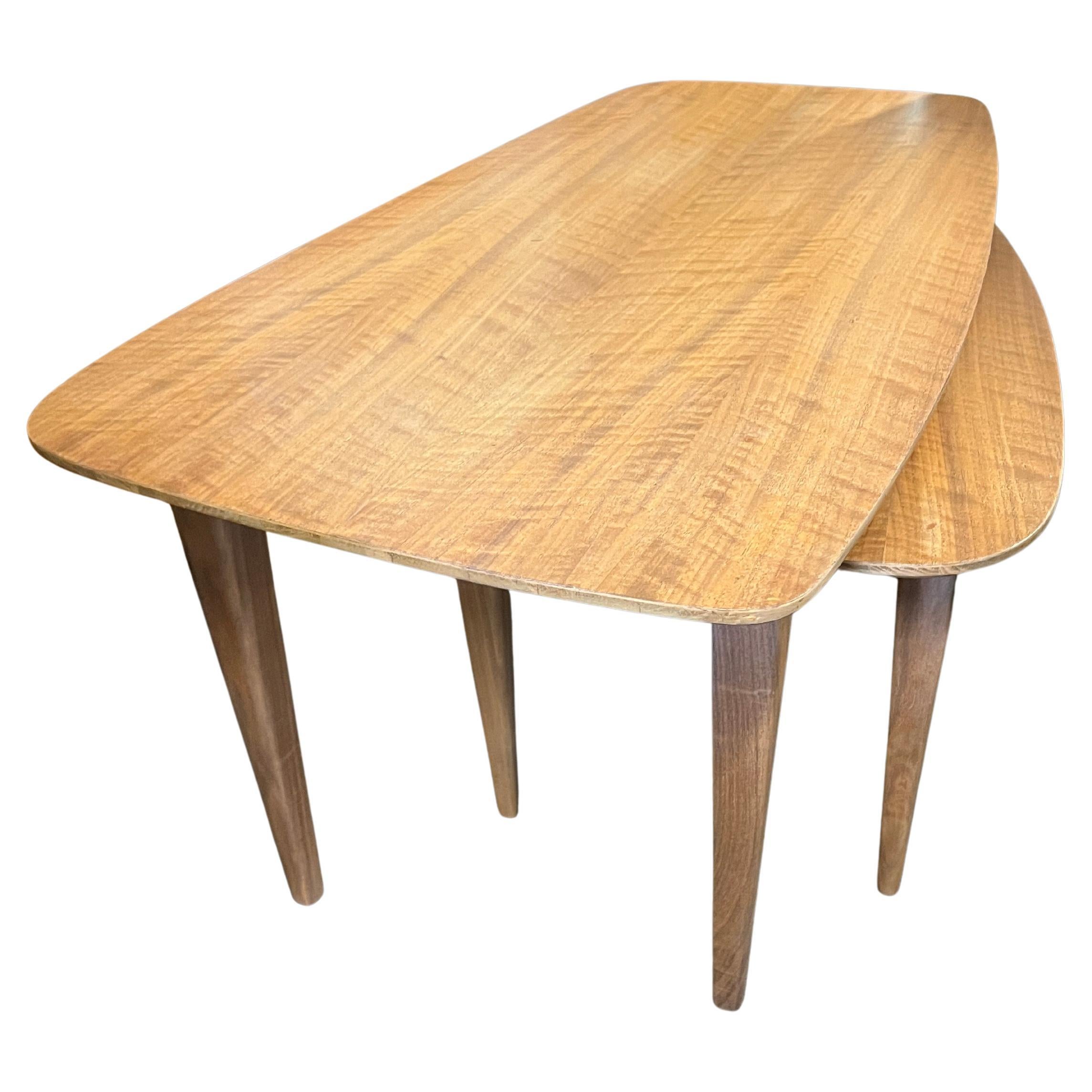 Table d'appoint en noyer du milieu du siècle Attribuée à Bertha Schaefer pour Singer and Sons