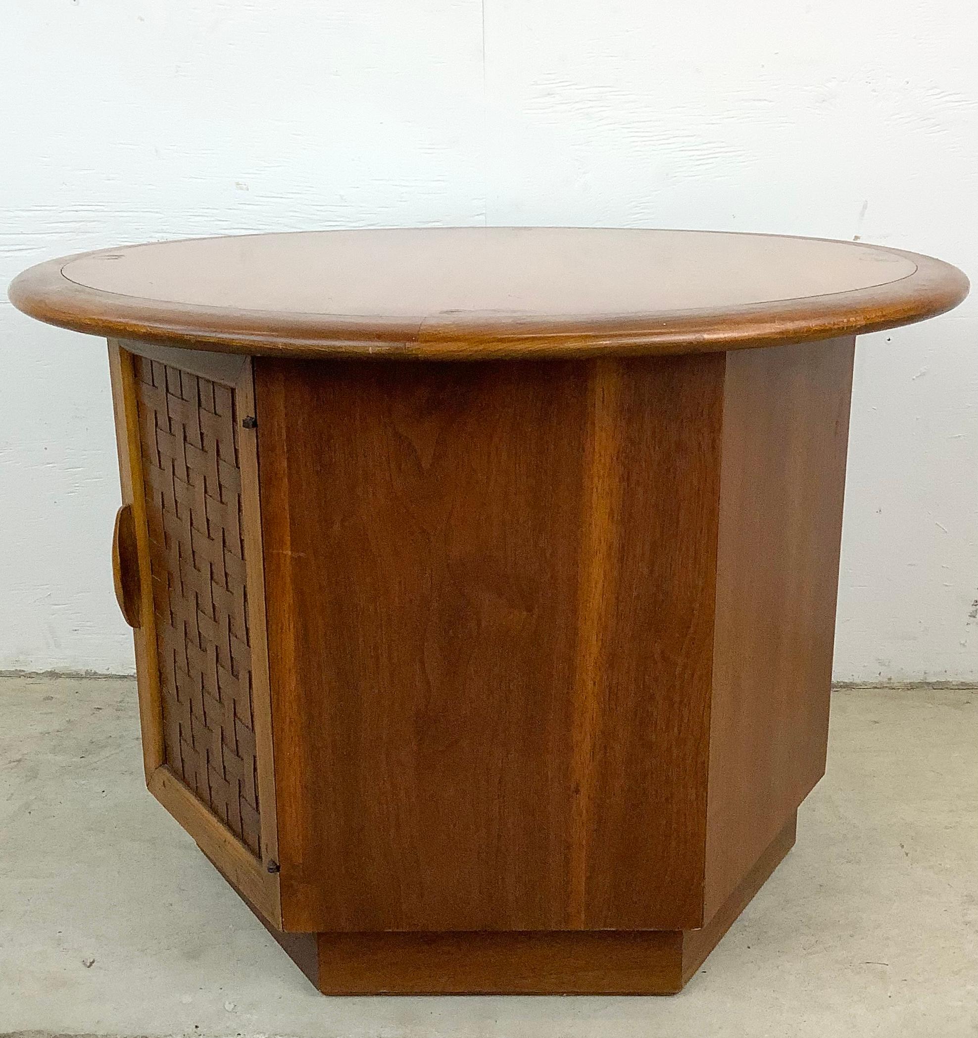 Mid-Century Walnut End Table In Good Condition For Sale In Trenton, NJ