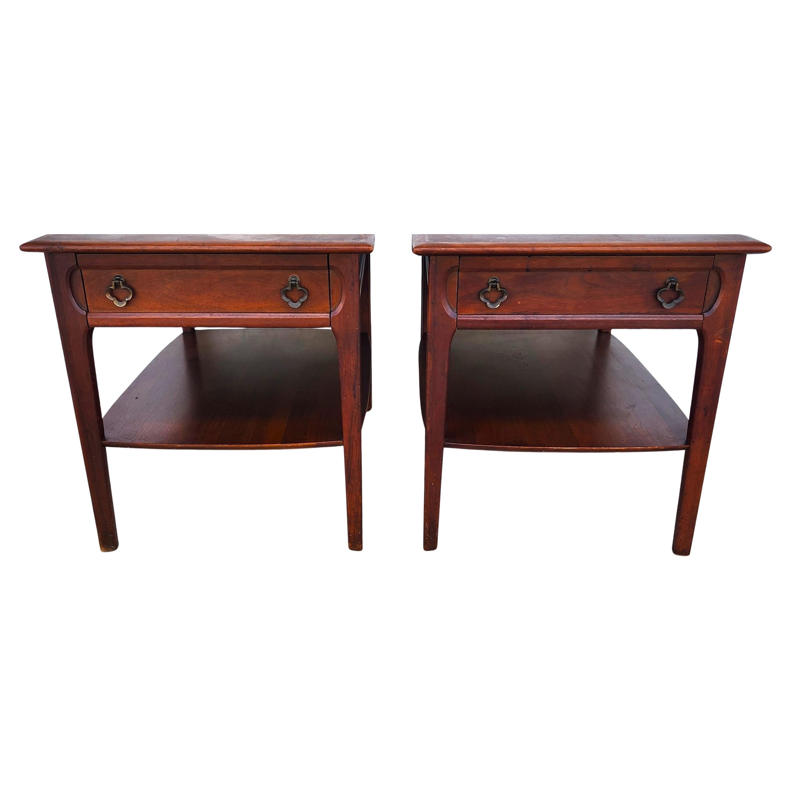 Coppia di tavolini da salotto in noce del Mid Century MCM in vendita