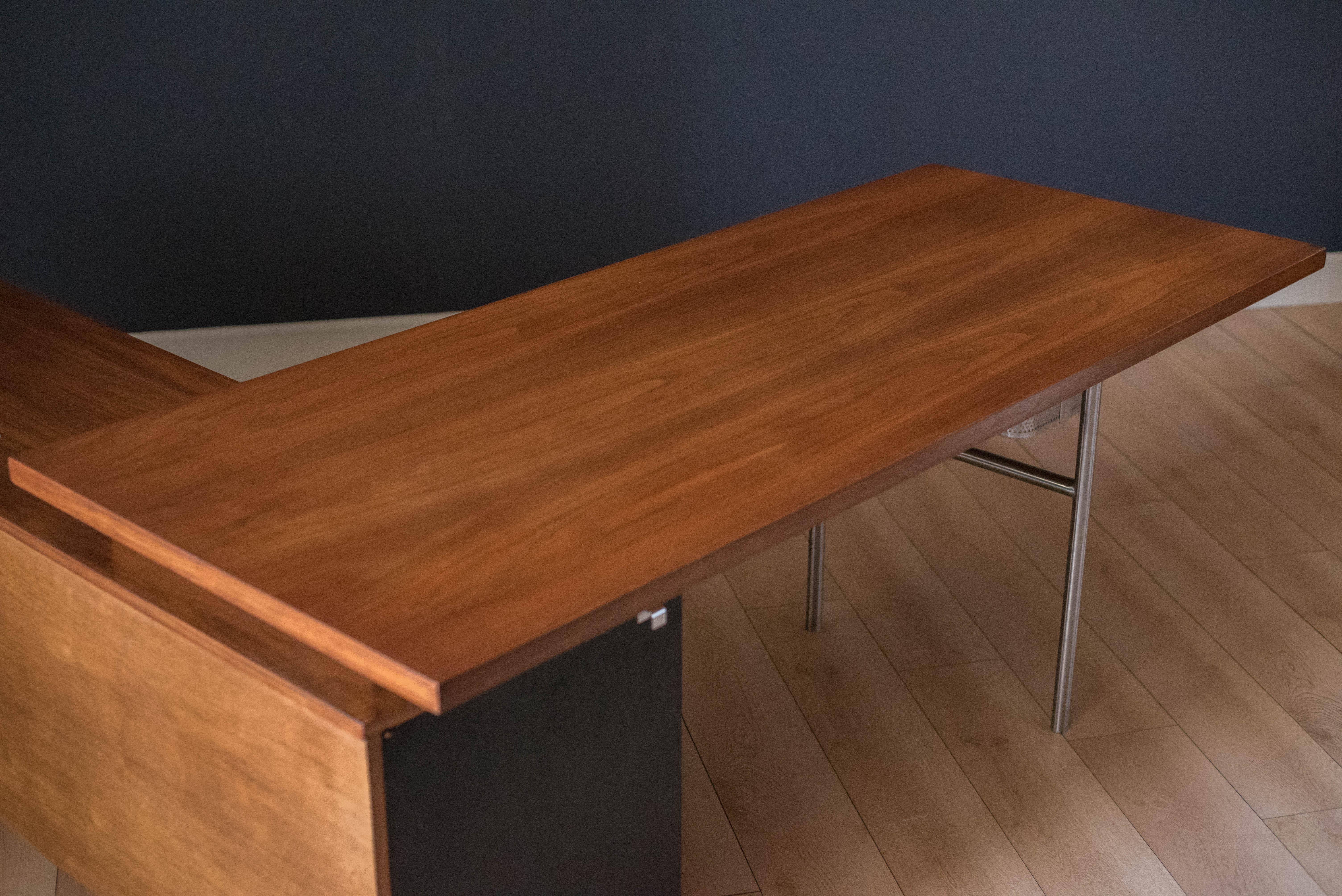 Mid Century Walnut Executive Desk and Return by George Nelson for Herman Miller In Good Condition In San Jose, CA