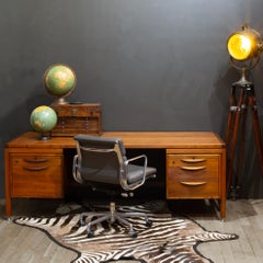 Scrivania direzionale in noce di metà secolo di Jens Risom per Jen Risom Designs, 1950 ca.