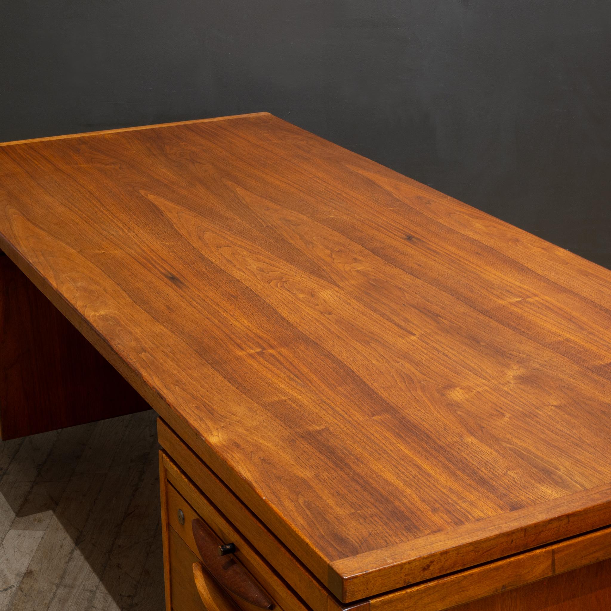 Scrivania direzionale in noce di metà secolo di Jens Risom per Jen Risom Designs, 1950 ca. in vendita 1