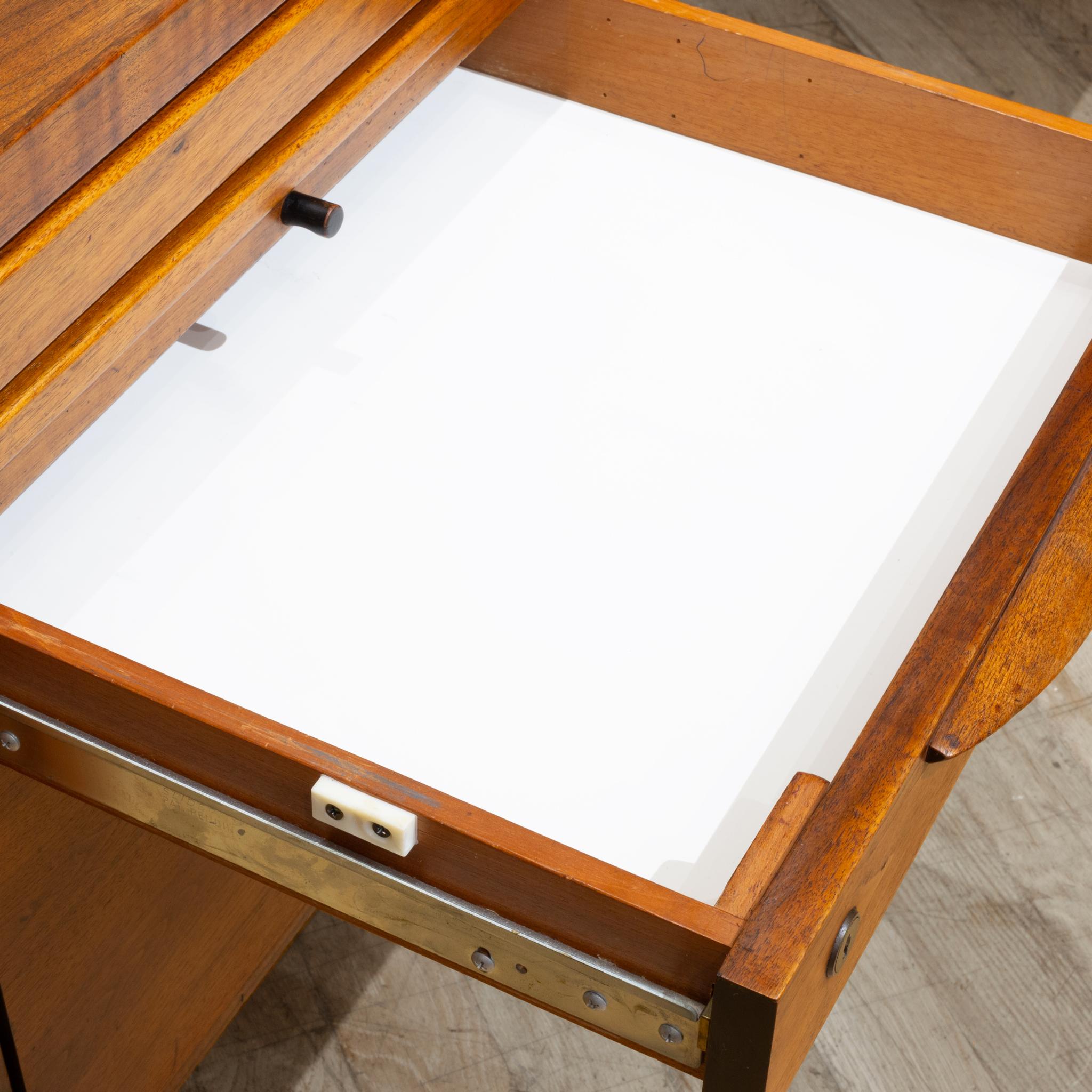 Scrivania direzionale in noce di metà secolo di Jens Risom per Jen Risom Designs, 1950 ca. in vendita 2