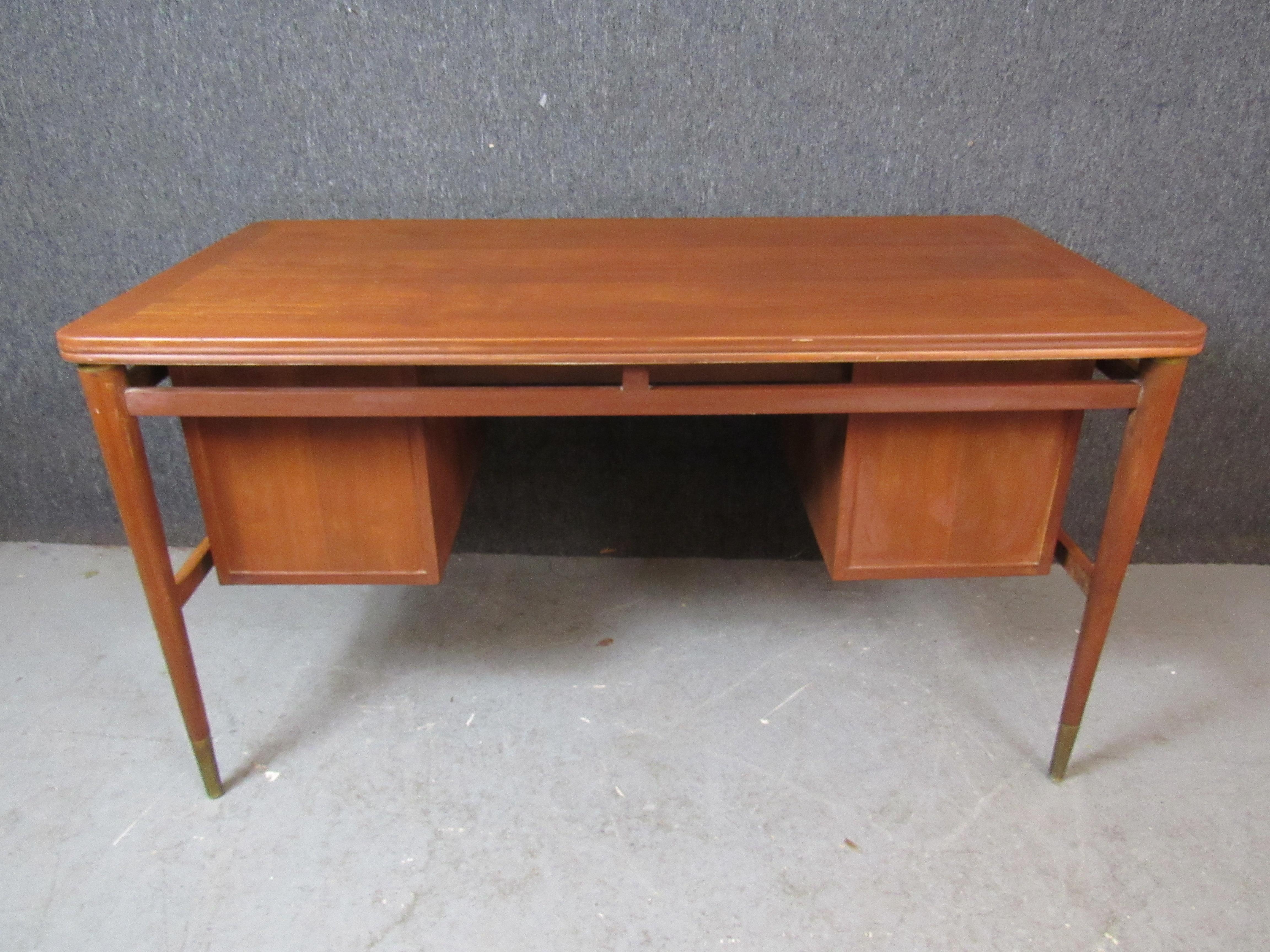 Mid-Century Executive Desk by John Widdicomb (Gedrechselt) im Angebot