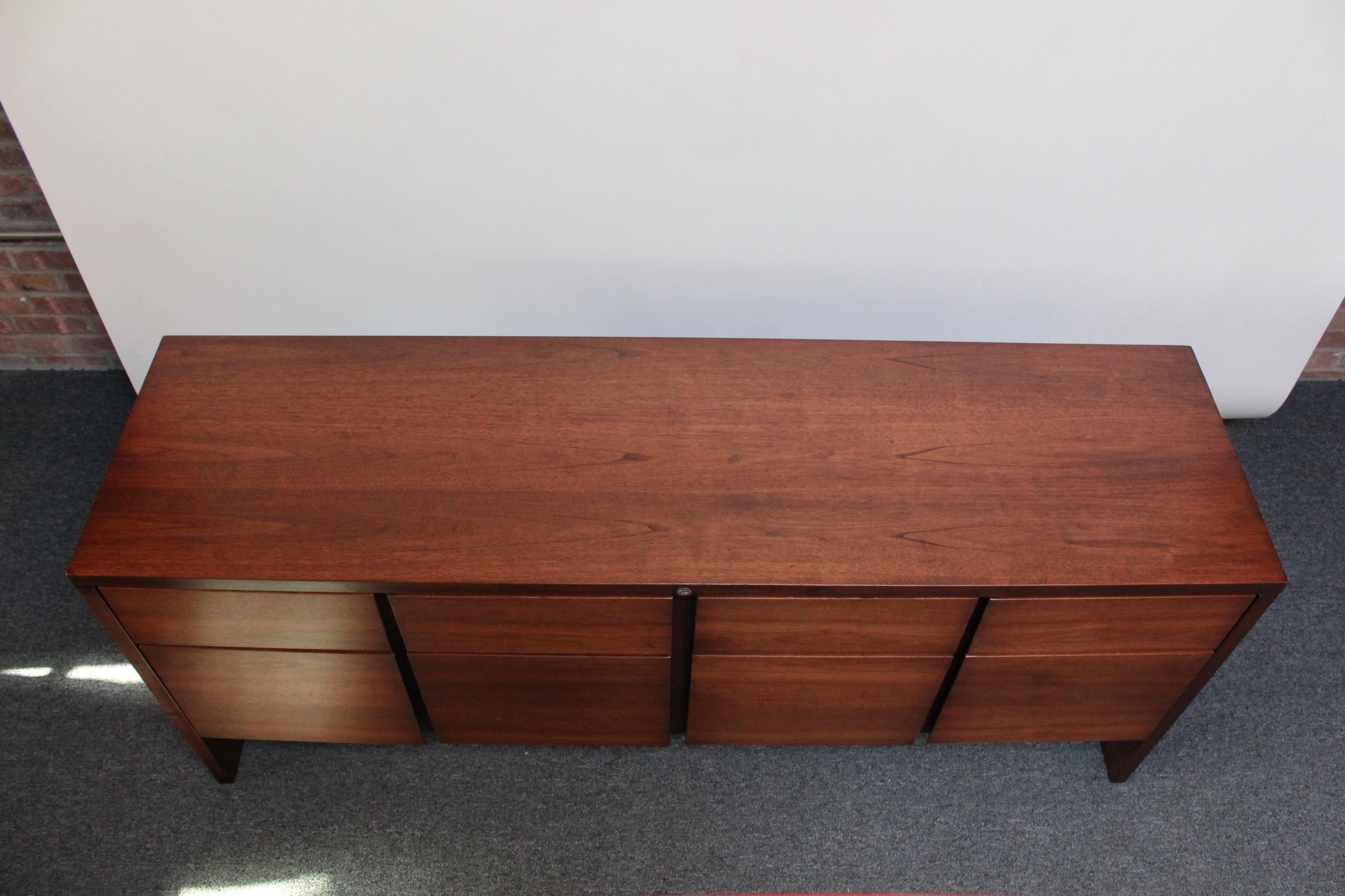 Mid-Century Walnut Filing Cabinet Unit / Chest of Drawers by Steelcase In Good Condition In Brooklyn, NY