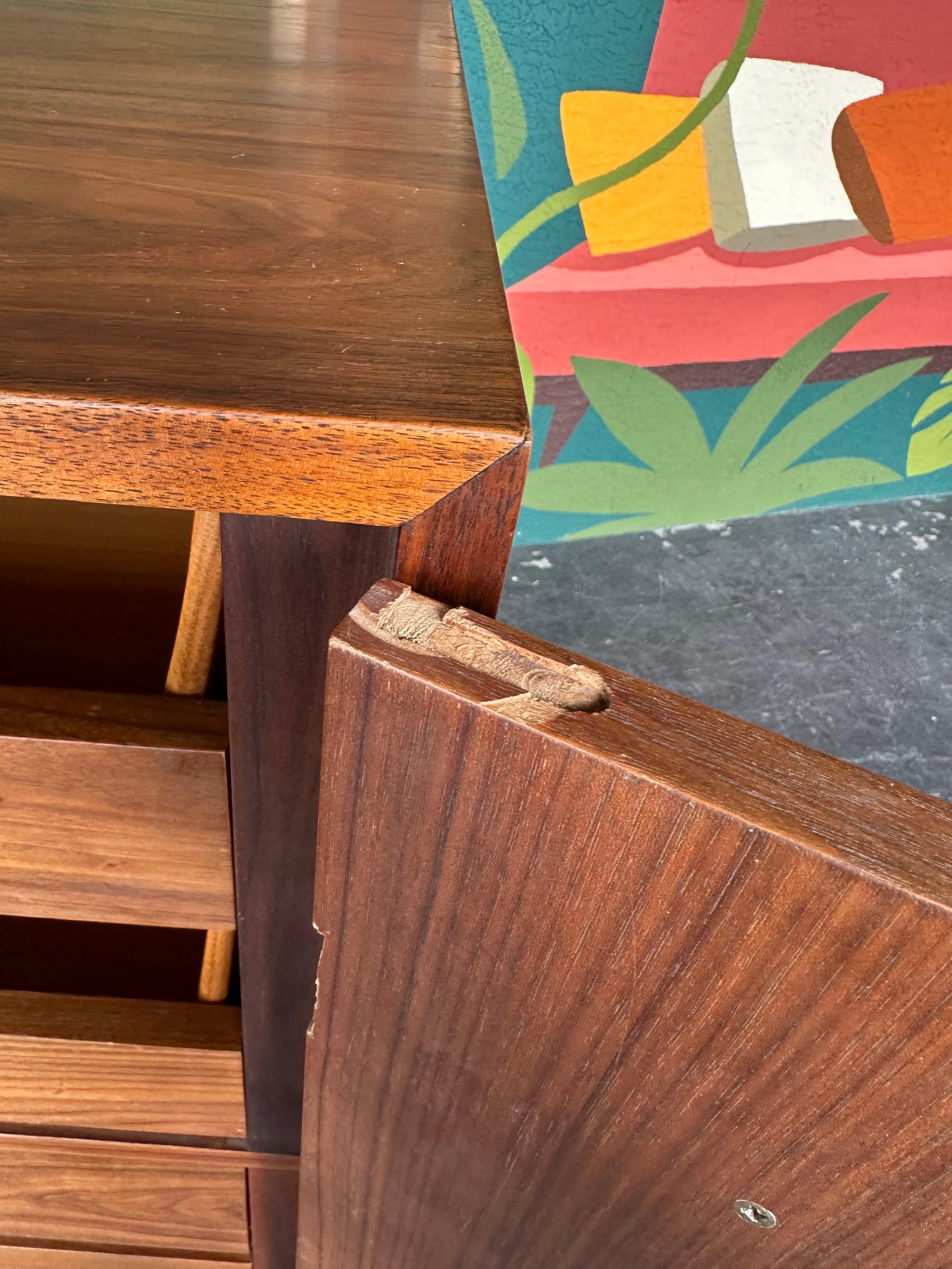 Cassettone da gentiluomo in noce di metà secolo Stile brutalista Tallboy in vendita 2