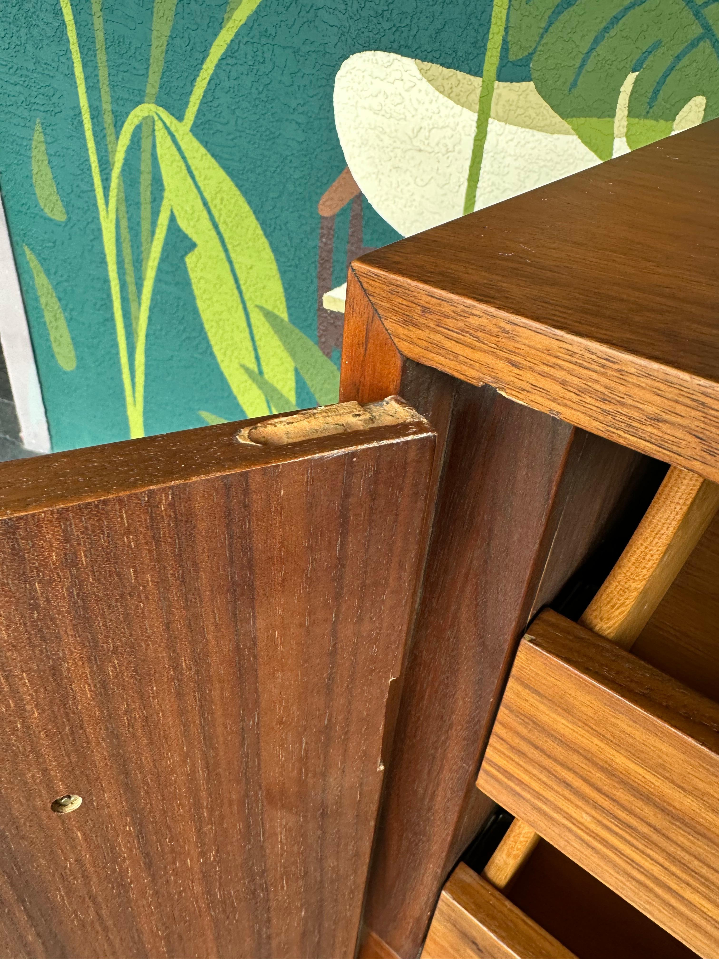 Cassettone da gentiluomo in noce di metà secolo Stile brutalista Tallboy in vendita 3