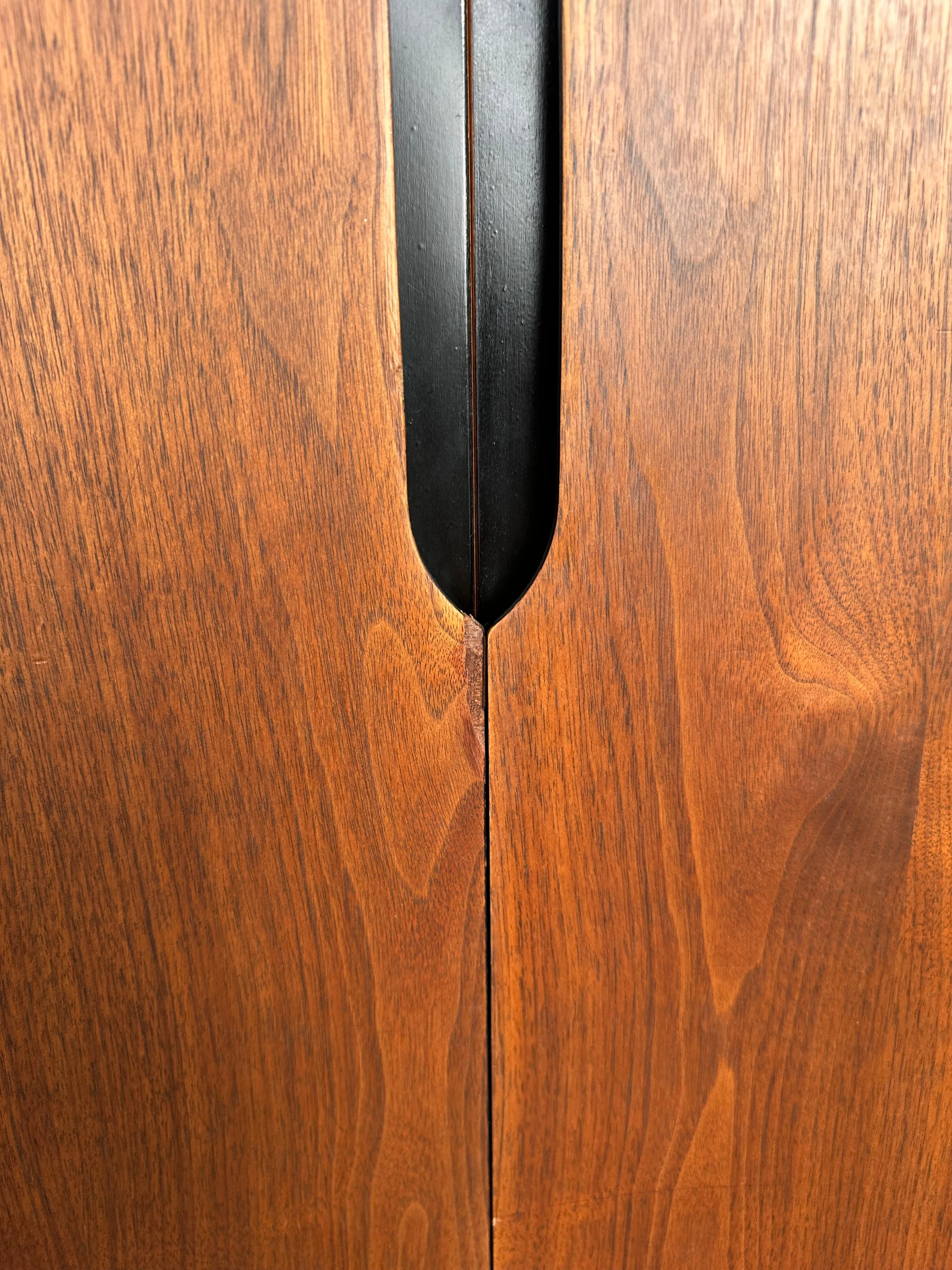 Cassettone da gentiluomo in noce di metà secolo Stile brutalista Tallboy in vendita 6