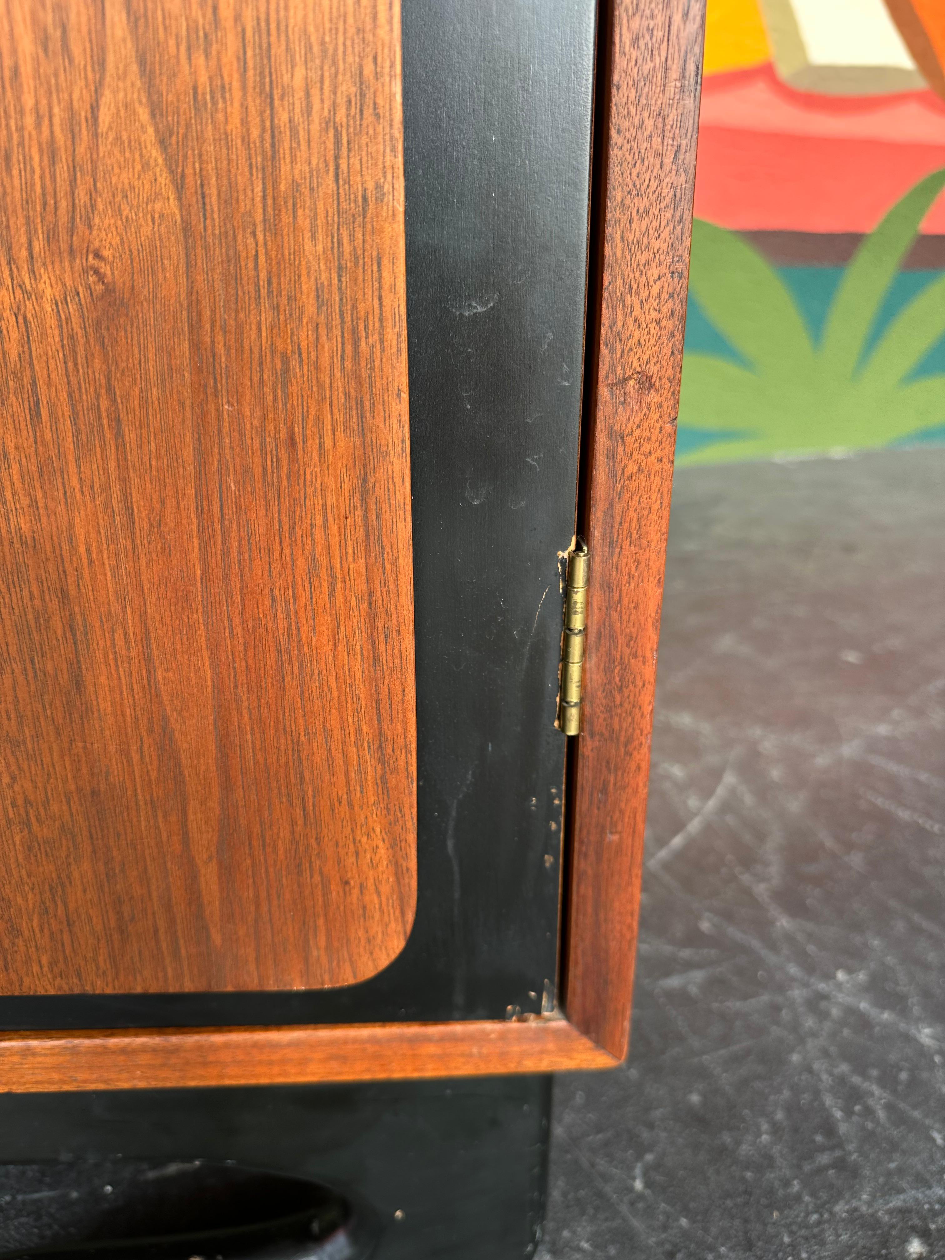 Cassettone da gentiluomo in noce di metà secolo Stile brutalista Tallboy in vendita 7