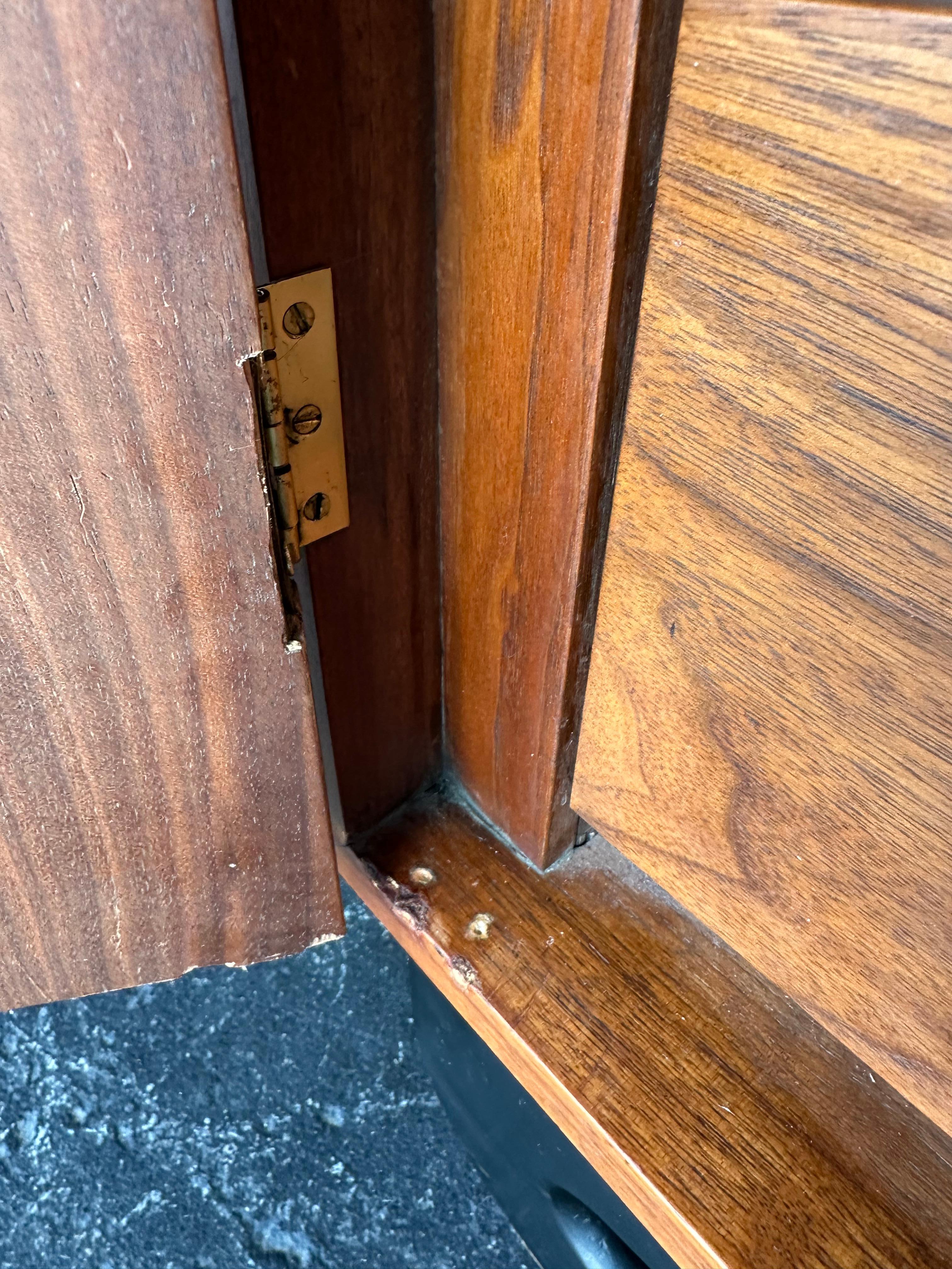 Cassettone da gentiluomo in noce di metà secolo Stile brutalista Tallboy in vendita 8