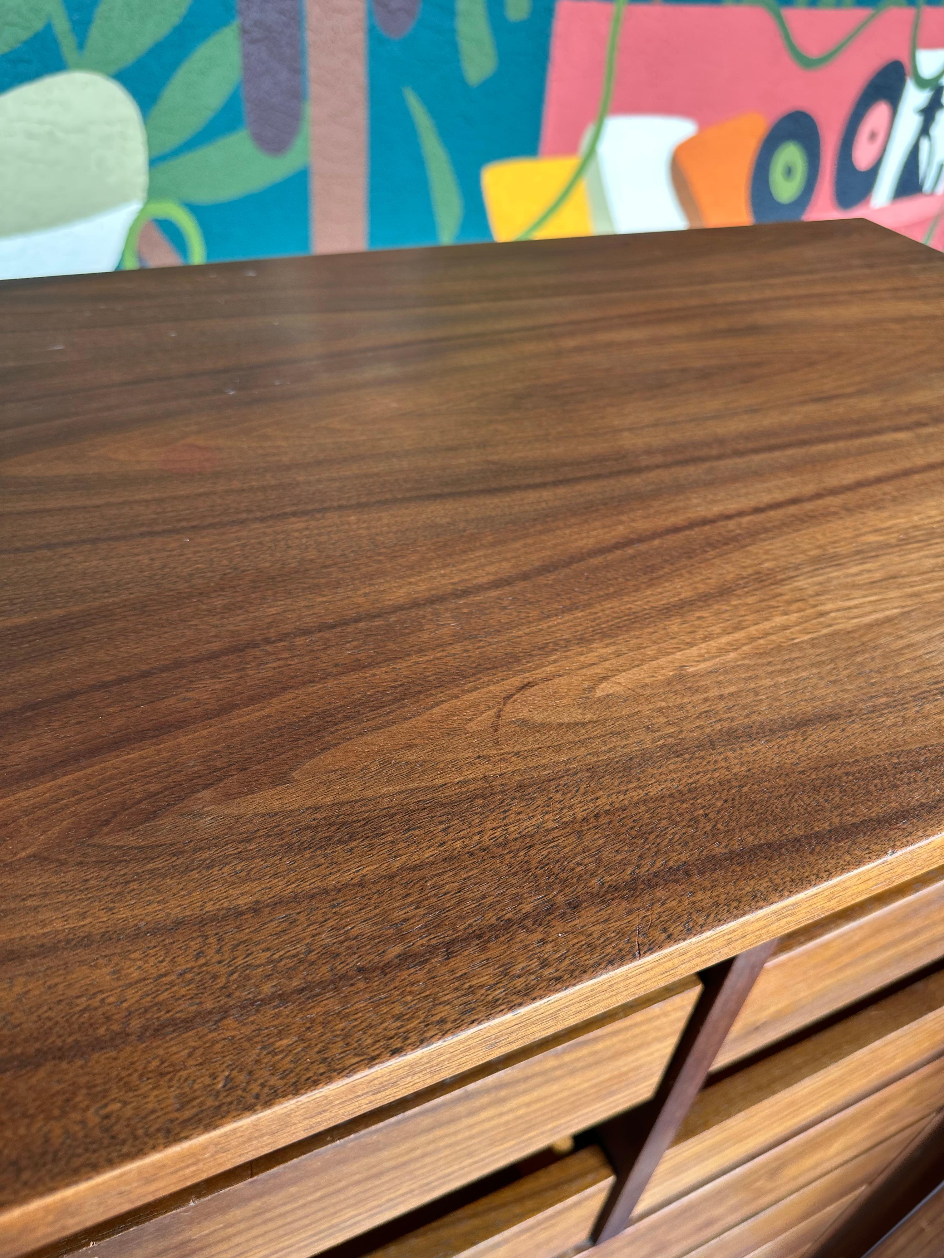 Cassettone da gentiluomo in noce di metà secolo Stile brutalista Tallboy in vendita 9