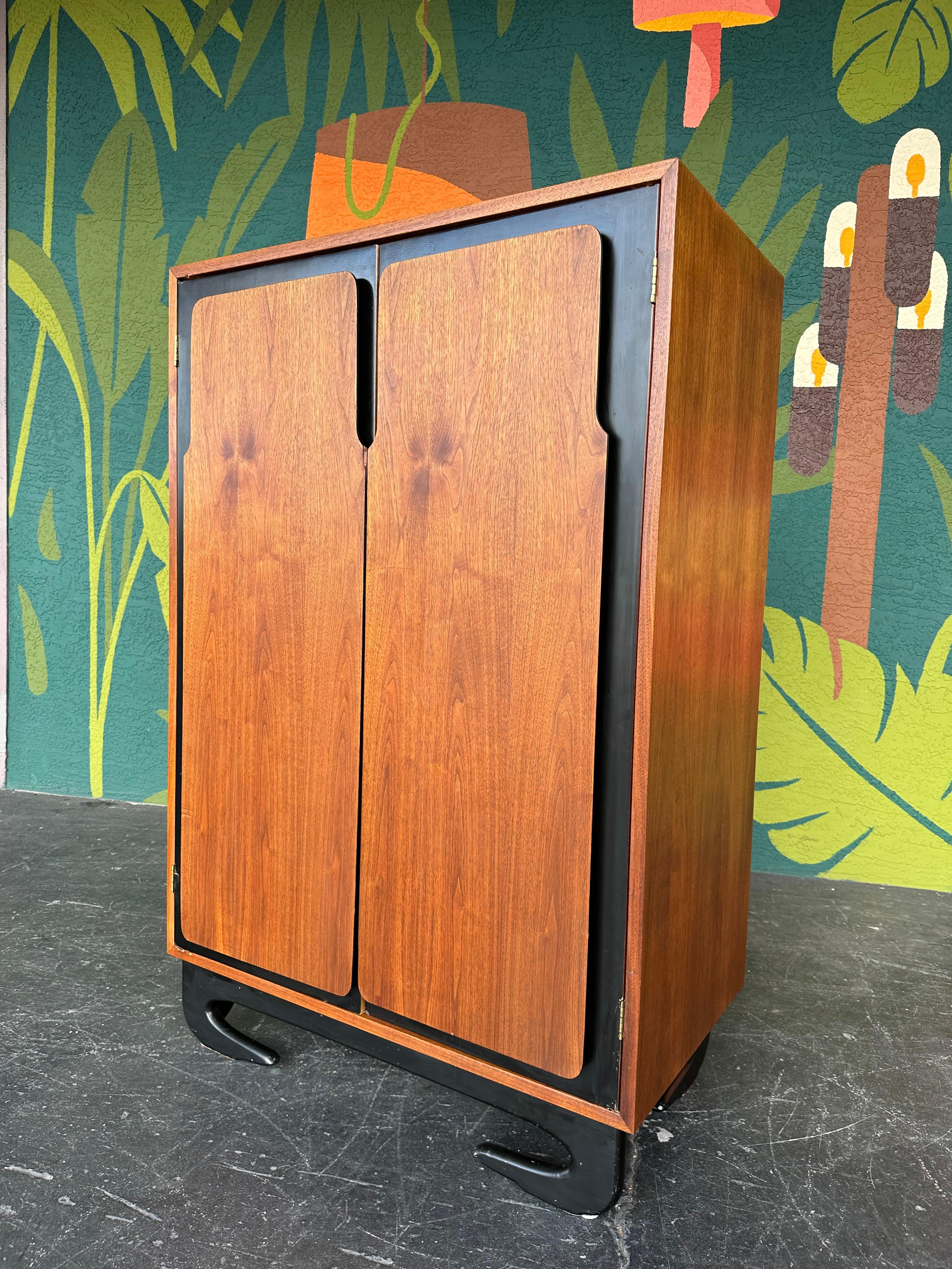 Brutalismo Cassettone da gentiluomo in noce di metà secolo Stile brutalista Tallboy in vendita