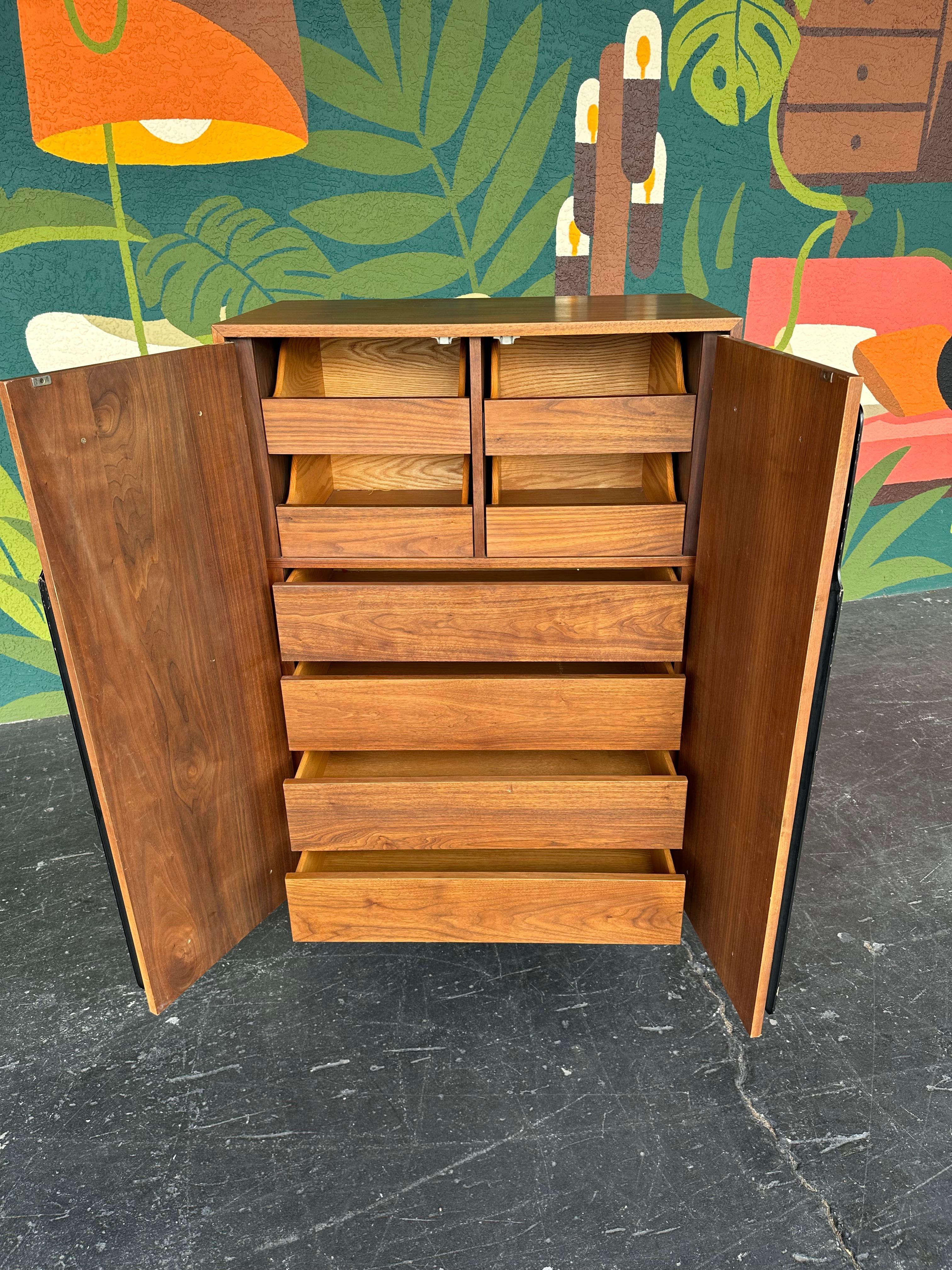 Appliqué Cassettone da gentiluomo in noce di metà secolo Stile brutalista Tallboy in vendita