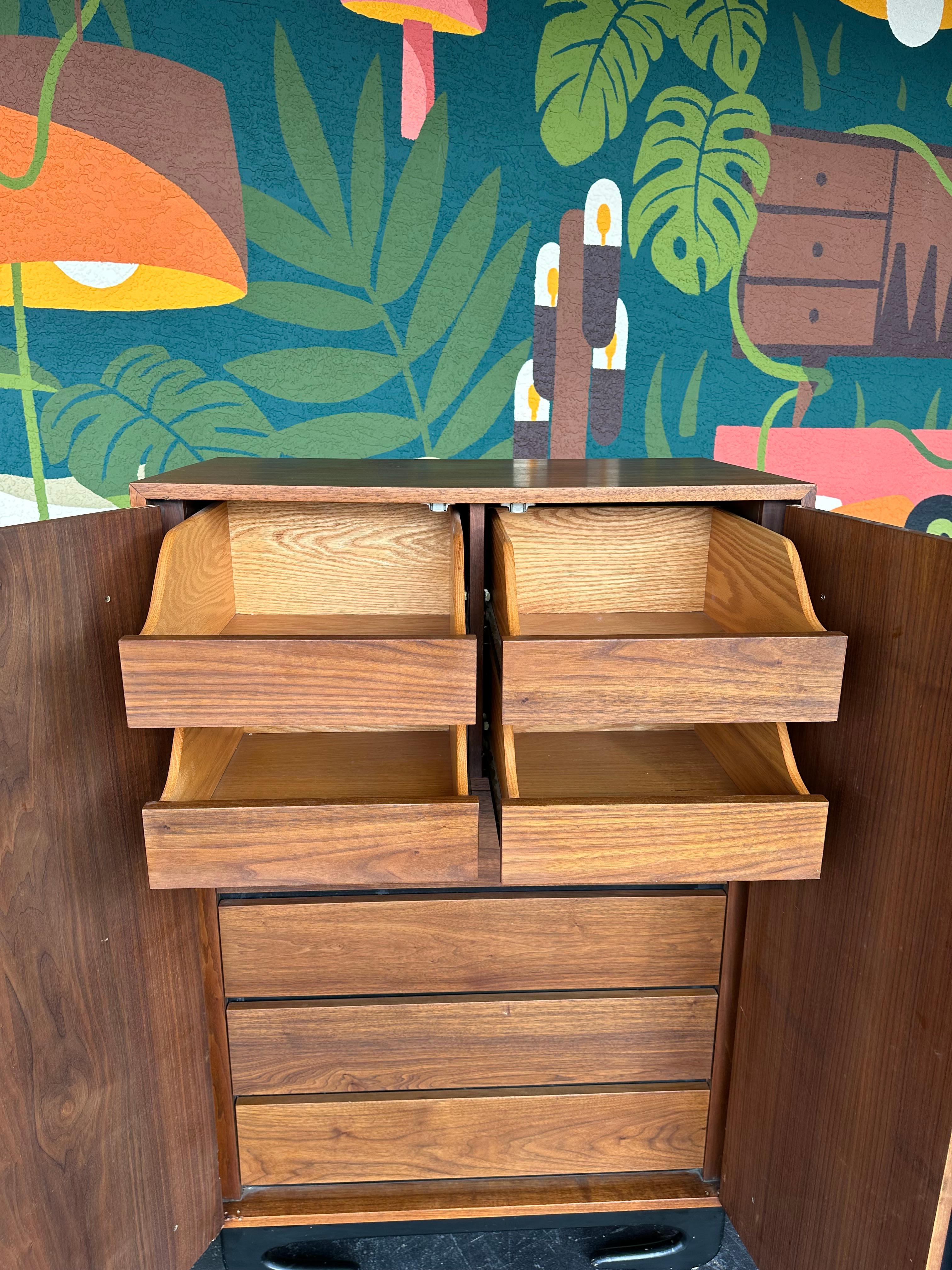 Cassettone da gentiluomo in noce di metà secolo Stile brutalista Tallboy In condizioni discrete in vendita a Lutz, FL