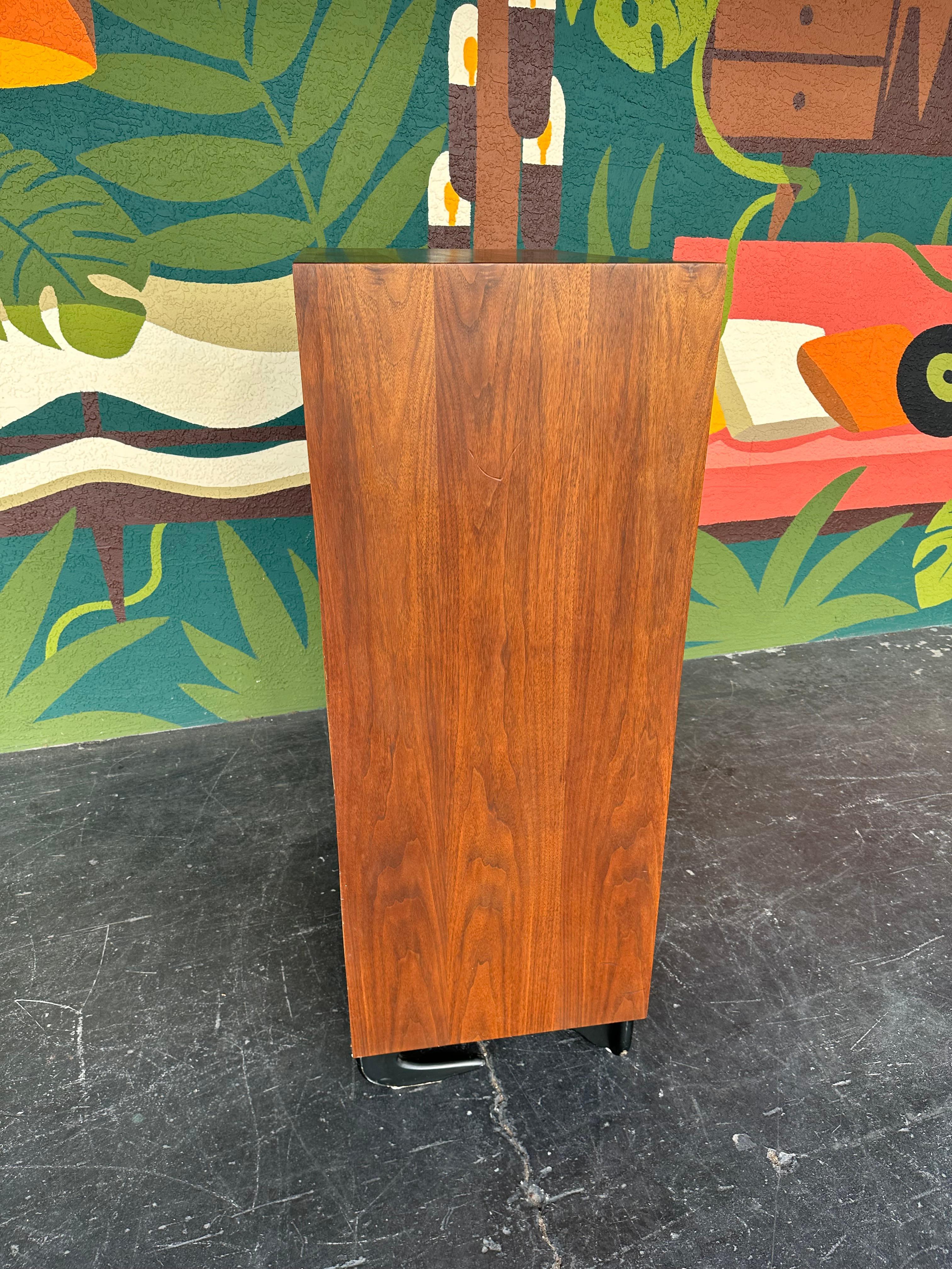Noce Cassettone da gentiluomo in noce di metà secolo Stile brutalista Tallboy in vendita