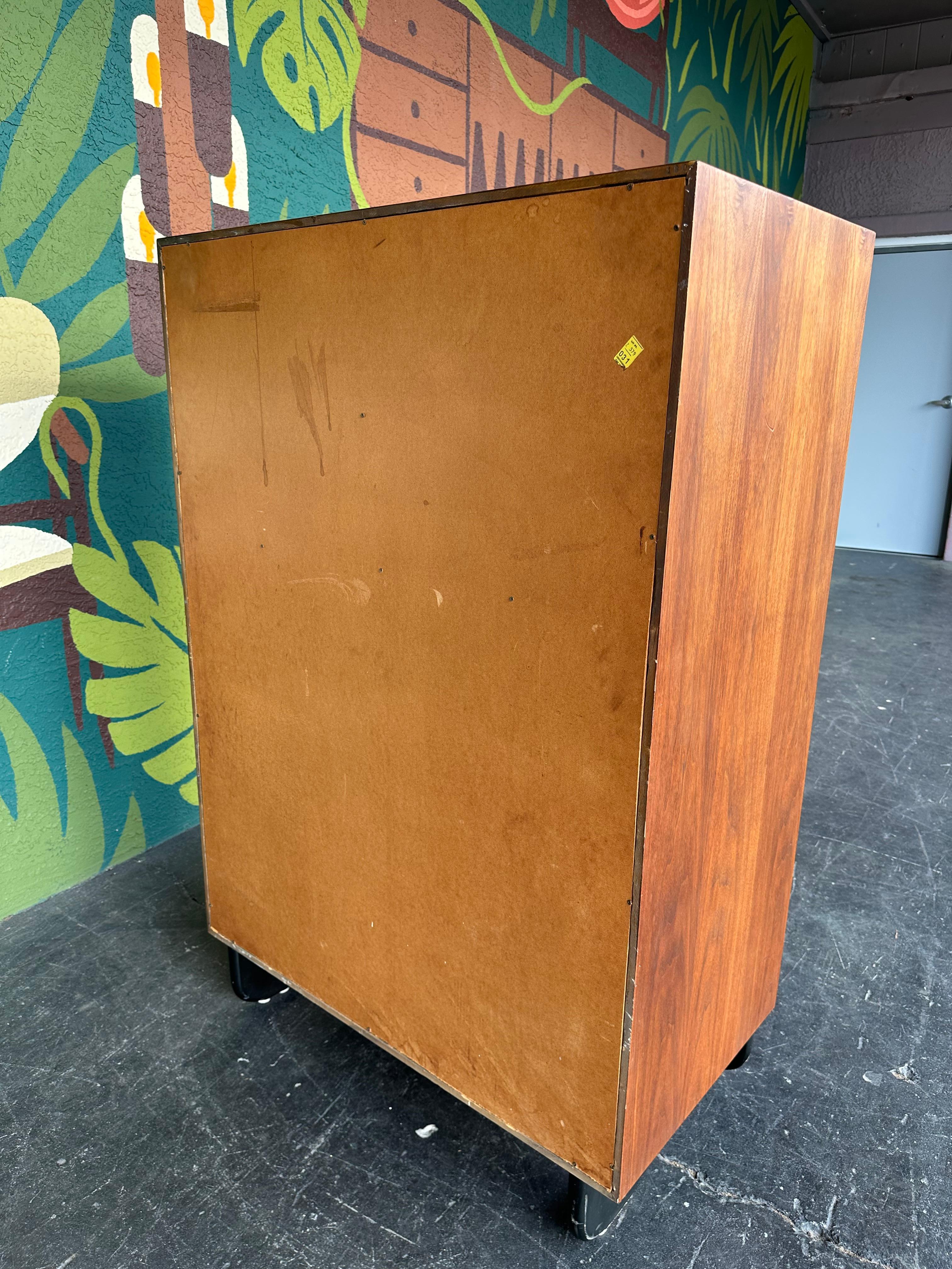 Cassettone da gentiluomo in noce di metà secolo Stile brutalista Tallboy in vendita 1