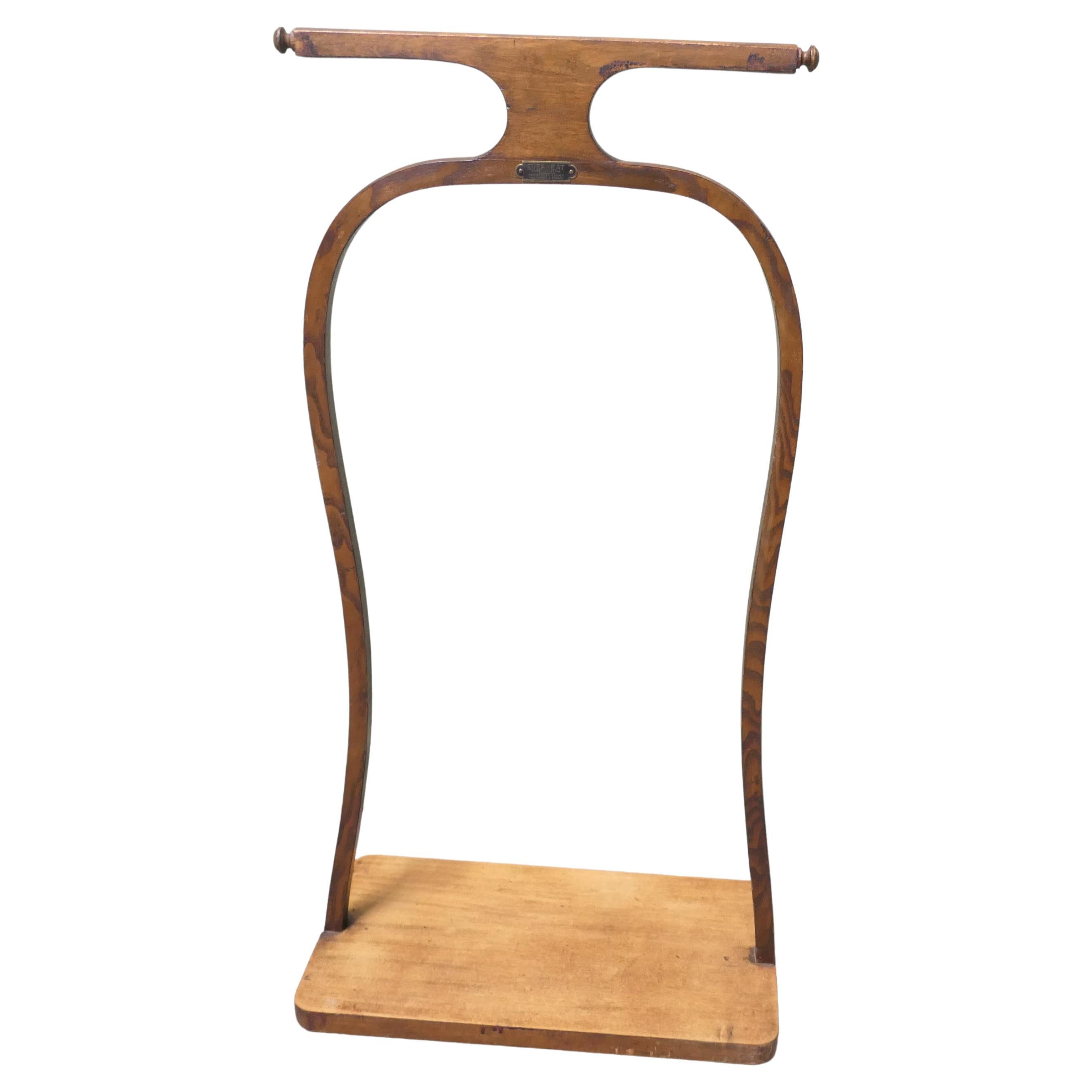 Valet de chambre pour homme en noyer du milieu du siècle, Design/One en vente