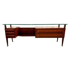 Credenza italiana di metà secolo in noce, vetro e ottone anni '60
