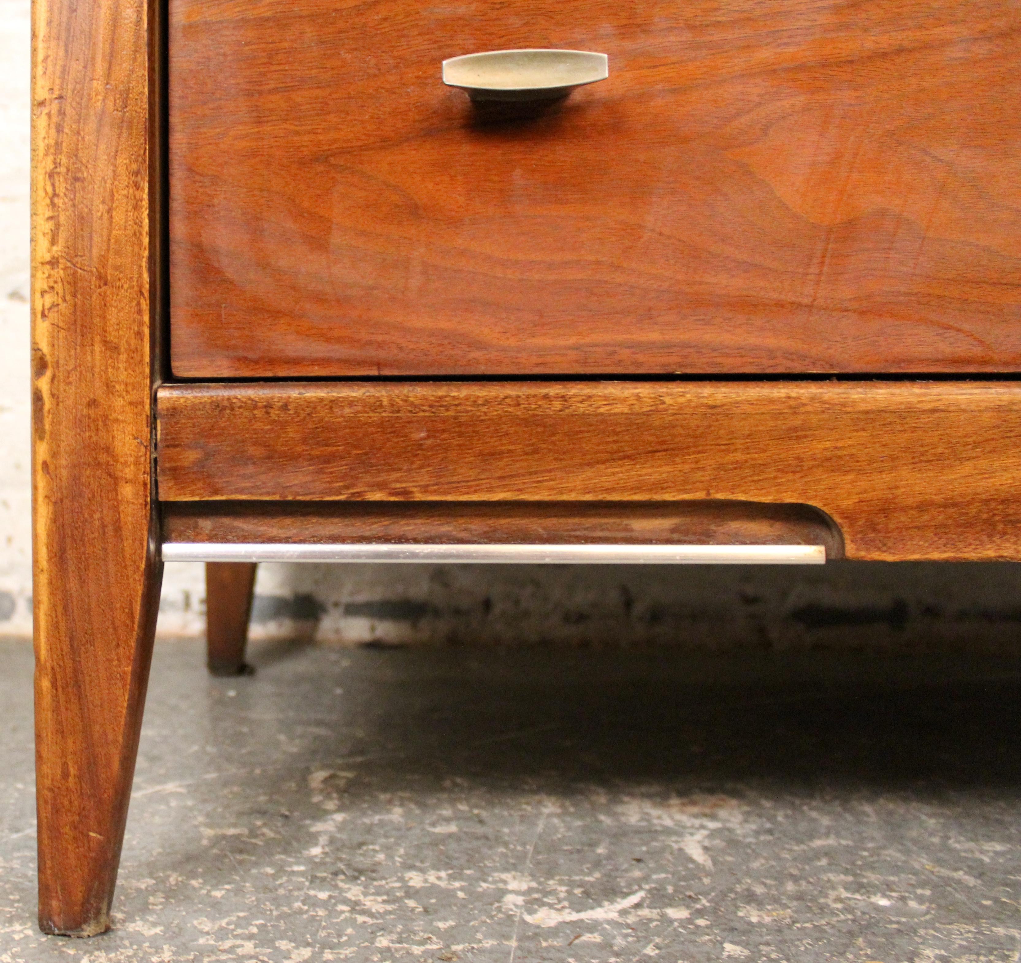 Kommode aus Nussbaumholz aus der Mitte des Jahrhunderts von Harmony House im Angebot 3