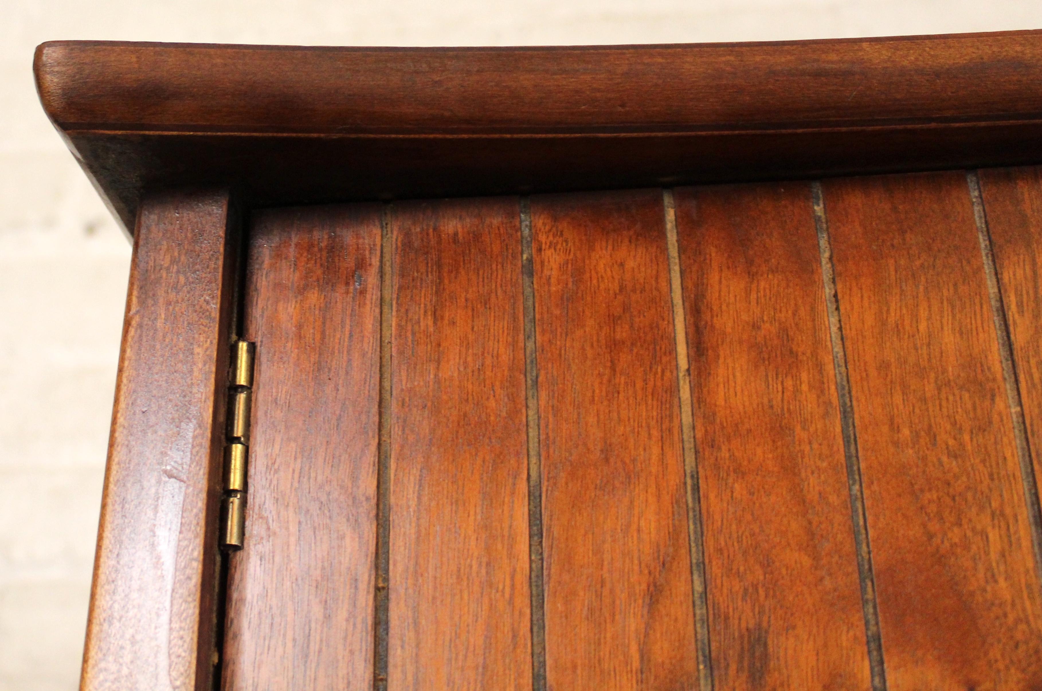 Kommode aus Nussbaumholz aus der Mitte des Jahrhunderts von Harmony House im Angebot 4