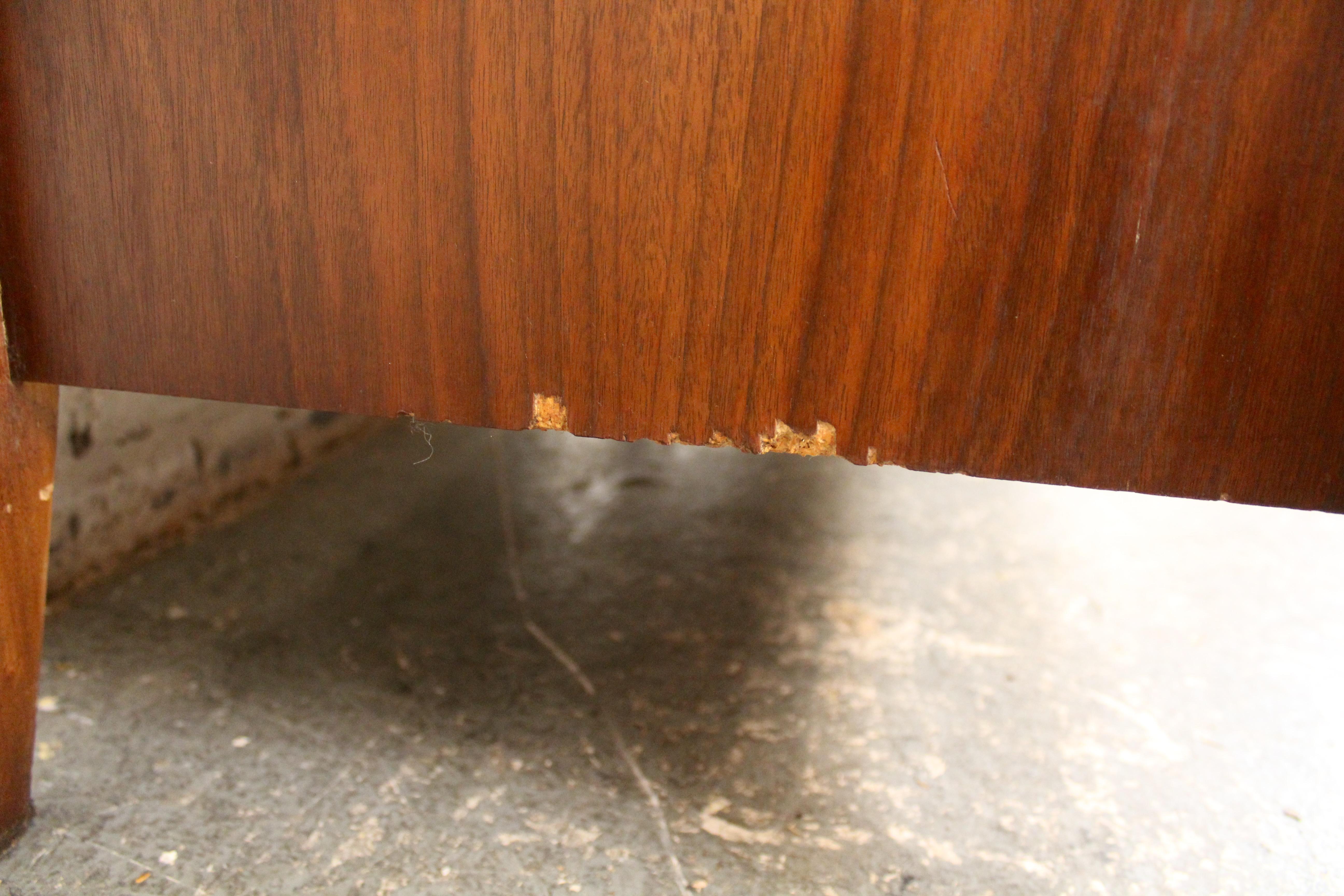 Kommode aus Nussbaumholz aus der Mitte des Jahrhunderts von Harmony House im Angebot 6