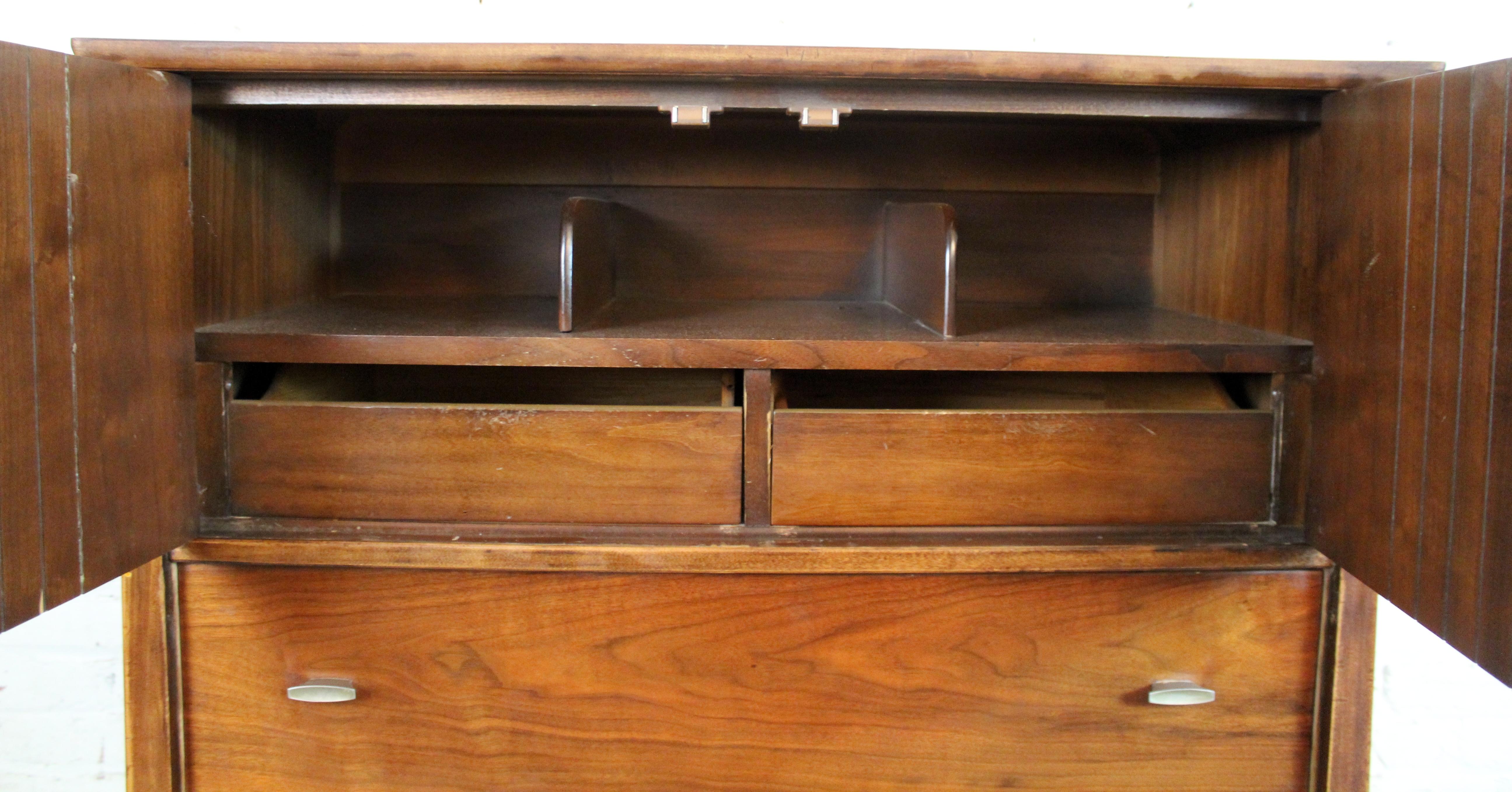 Kommode aus Nussbaumholz aus der Mitte des Jahrhunderts von Harmony House im Angebot 7