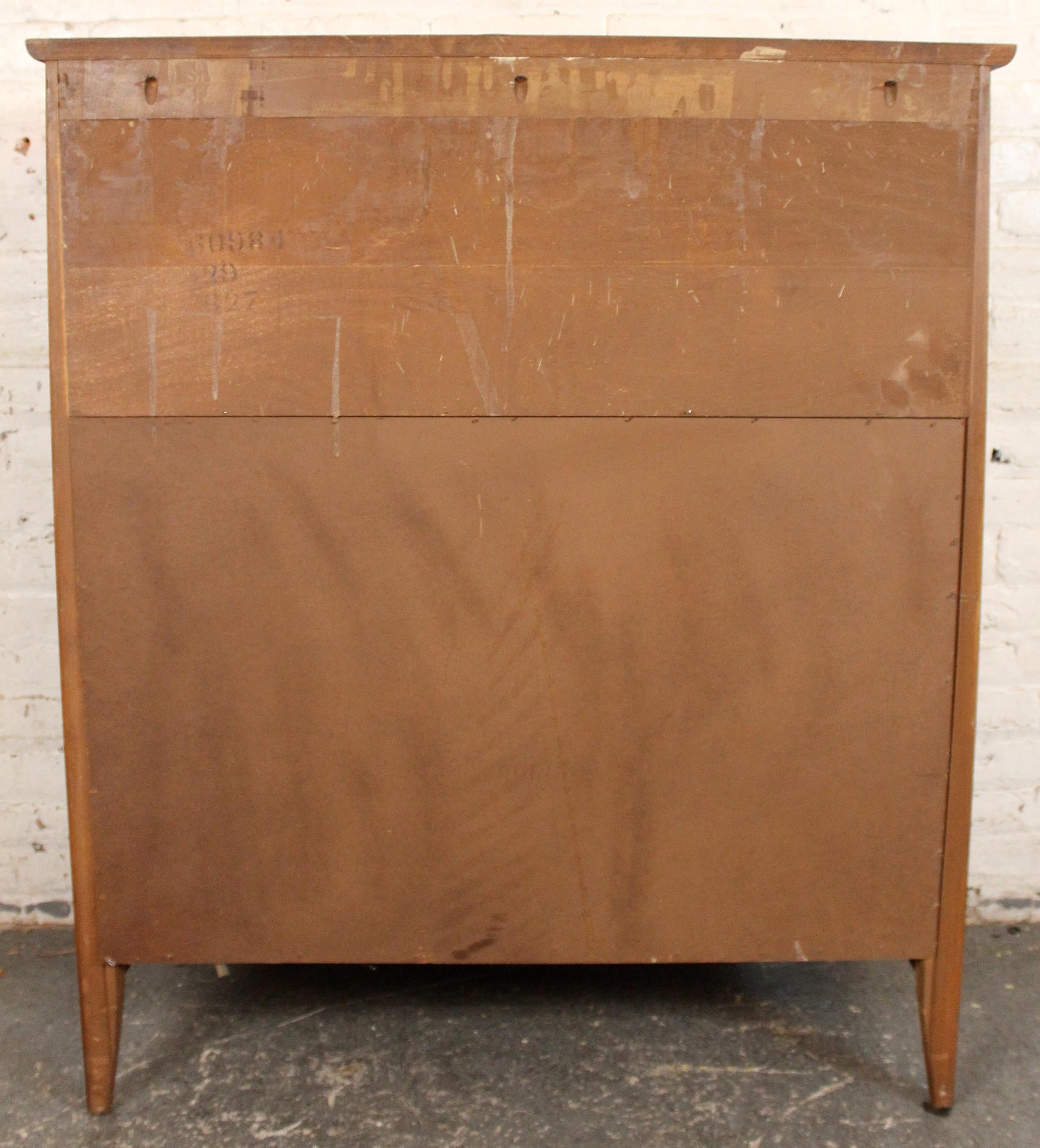 Kommode aus Nussbaumholz aus der Mitte des Jahrhunderts von Harmony House im Angebot 8