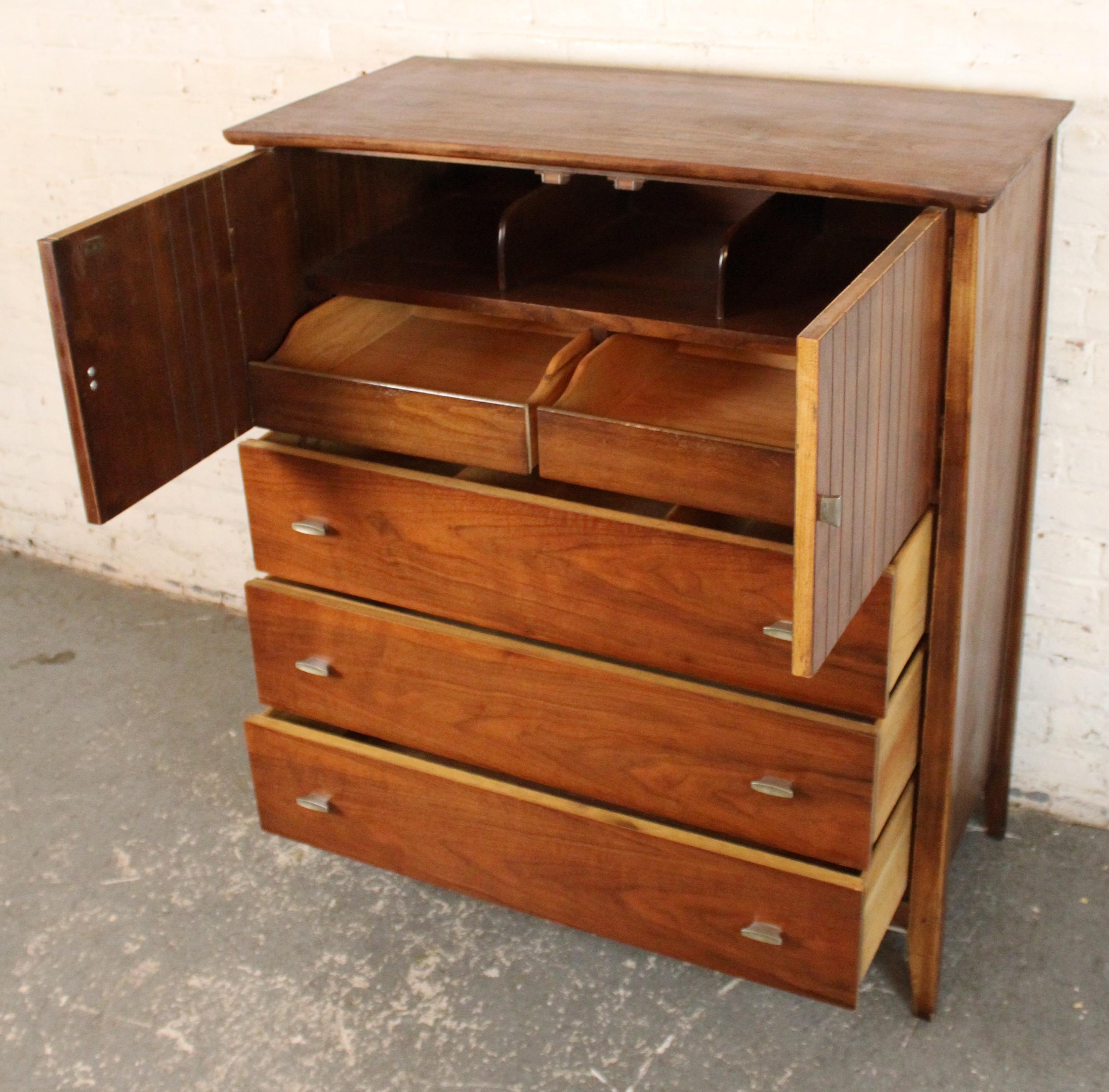 Kommode aus Nussbaumholz aus der Mitte des Jahrhunderts von Harmony House (Moderne der Mitte des Jahrhunderts) im Angebot