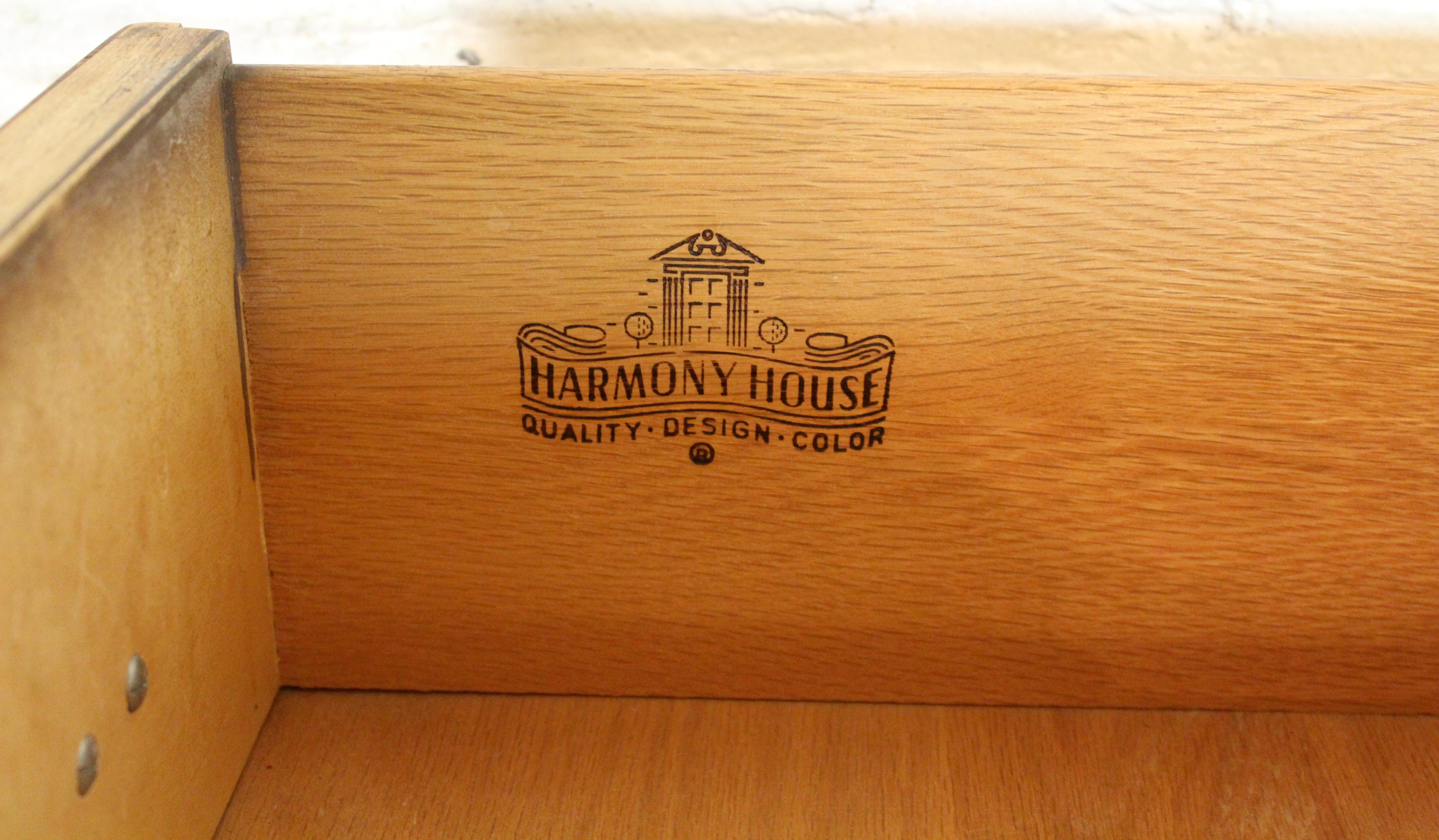 Kommode aus Nussbaumholz aus der Mitte des Jahrhunderts von Harmony House (amerikanisch) im Angebot