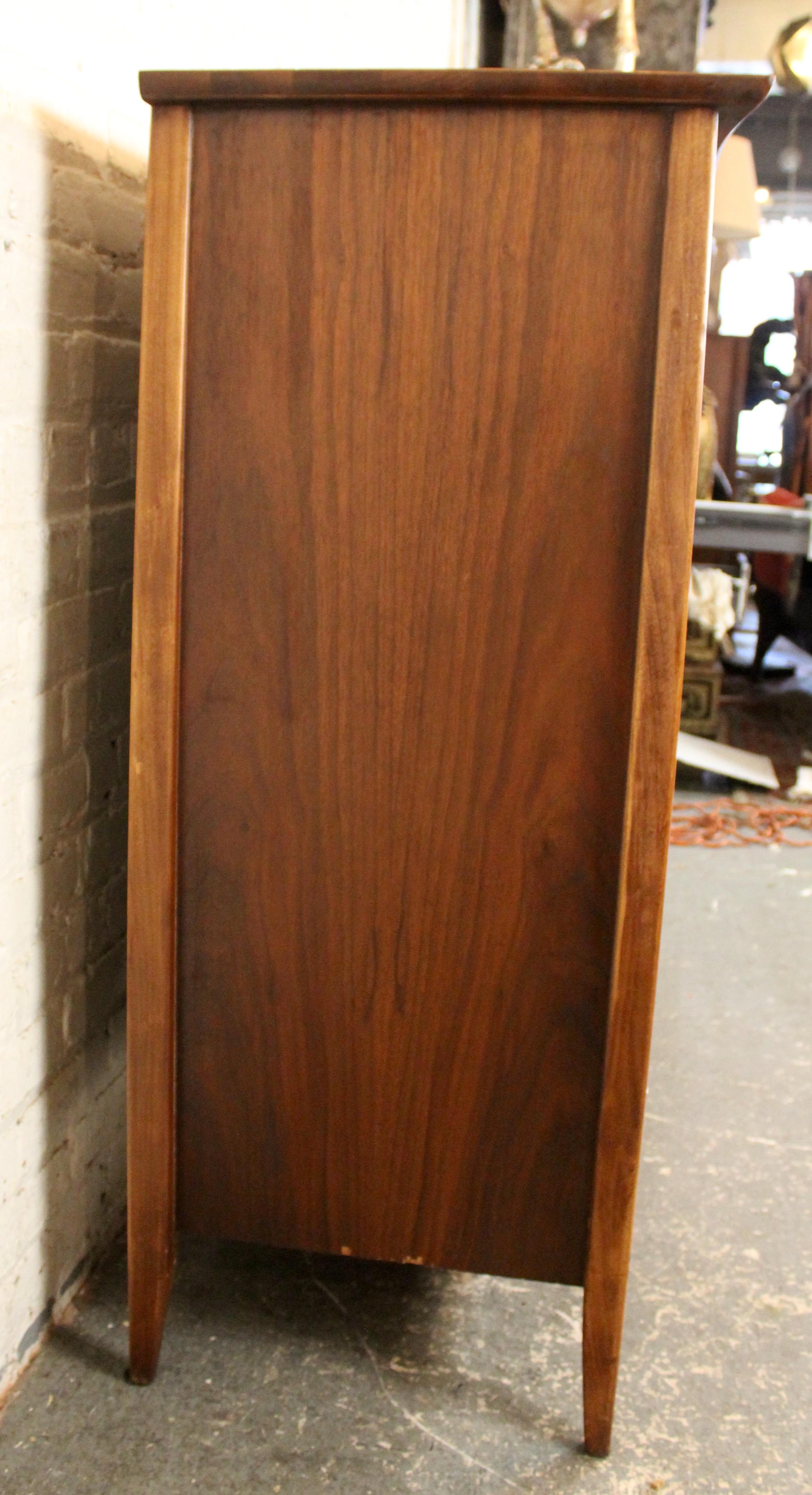 Kommode aus Nussbaumholz aus der Mitte des Jahrhunderts von Harmony House im Zustand „Gut“ im Angebot in Brooklyn, NY