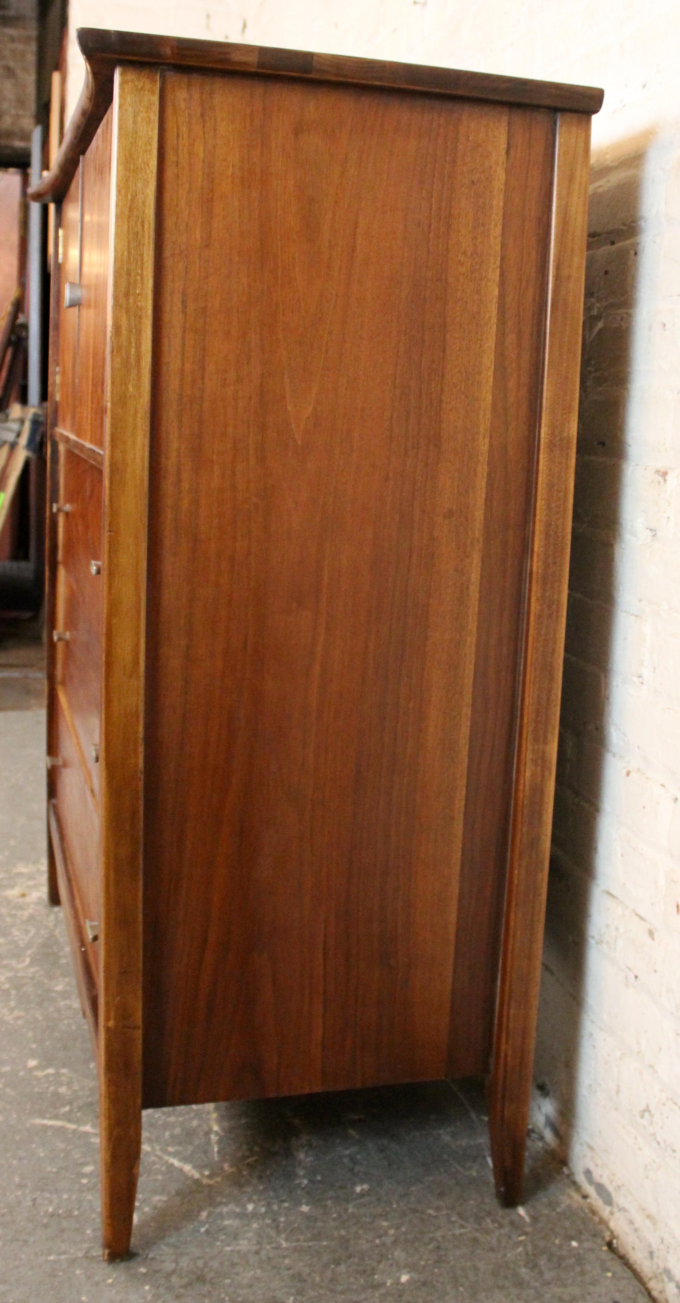 Kommode aus Nussbaumholz aus der Mitte des Jahrhunderts von Harmony House (20. Jahrhundert) im Angebot