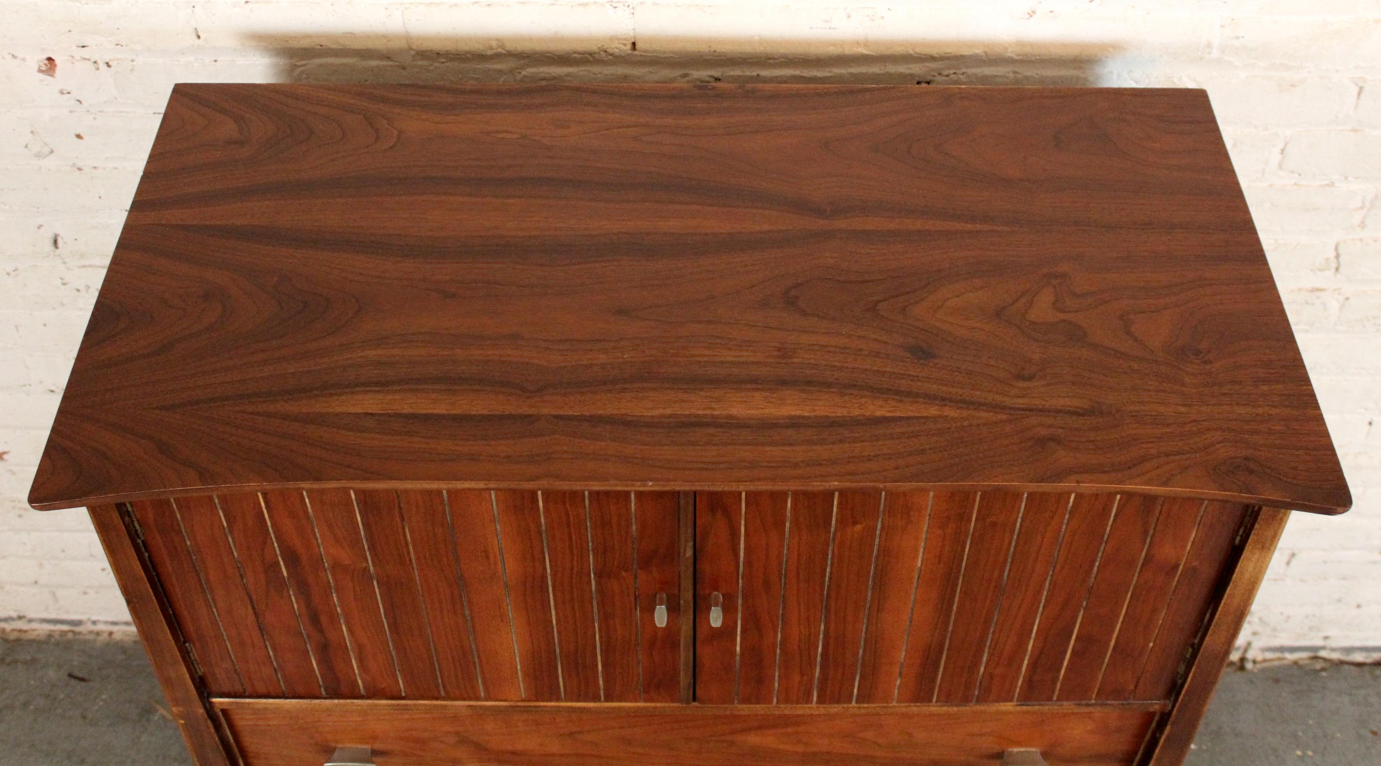 Kommode aus Nussbaumholz aus der Mitte des Jahrhunderts von Harmony House (Messing) im Angebot