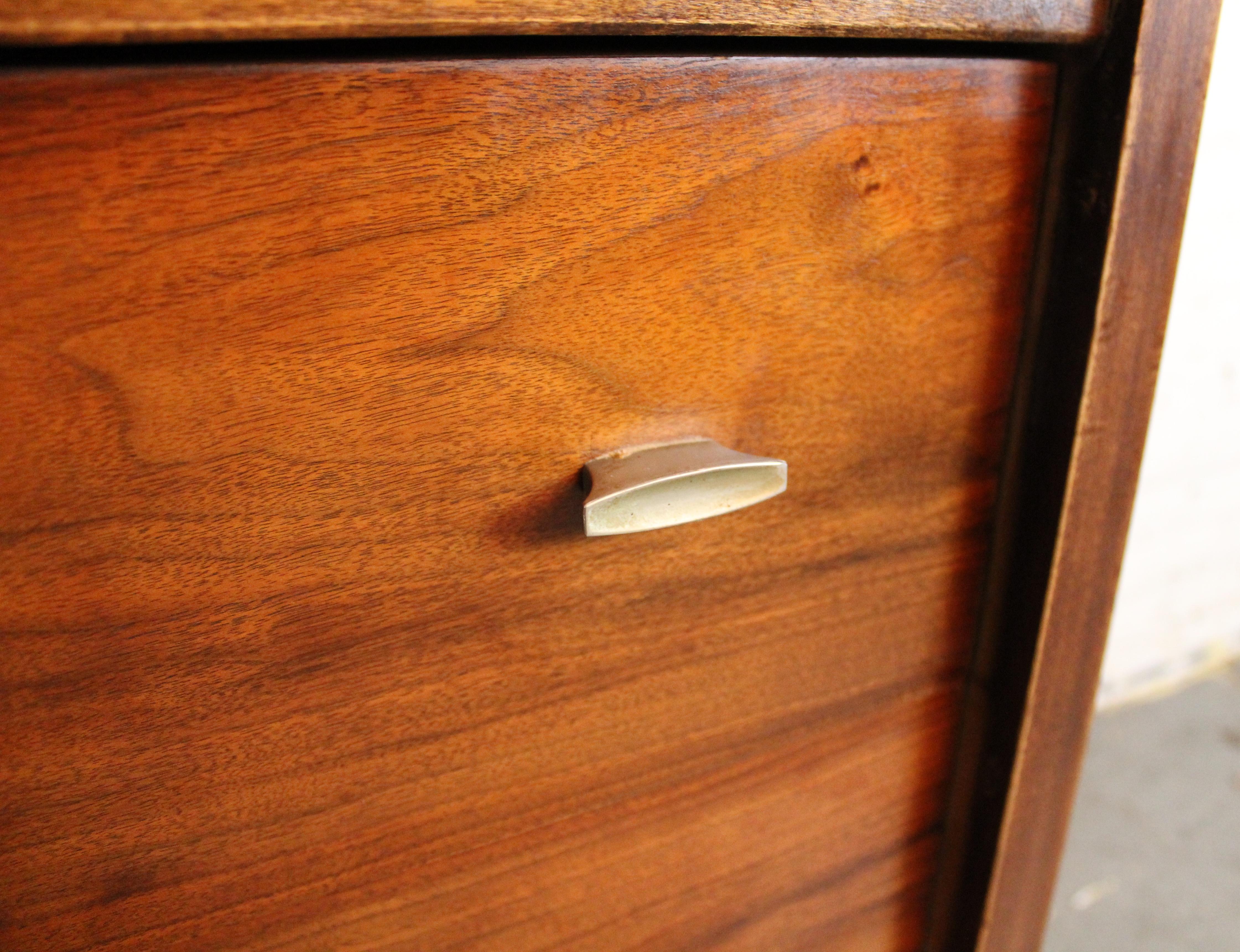 Kommode aus Nussbaumholz aus der Mitte des Jahrhunderts von Harmony House im Angebot 1