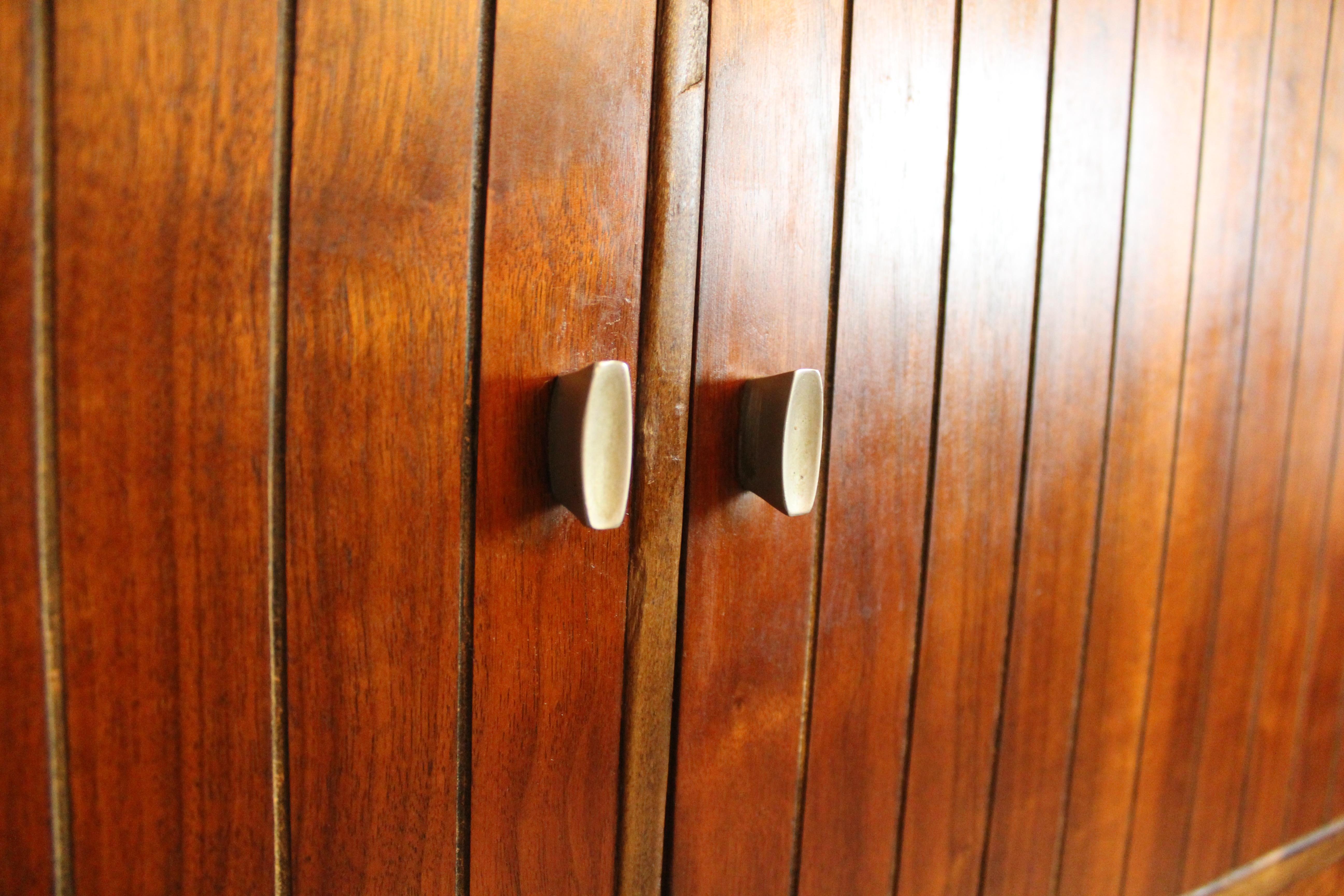 Kommode aus Nussbaumholz aus der Mitte des Jahrhunderts von Harmony House im Angebot 2