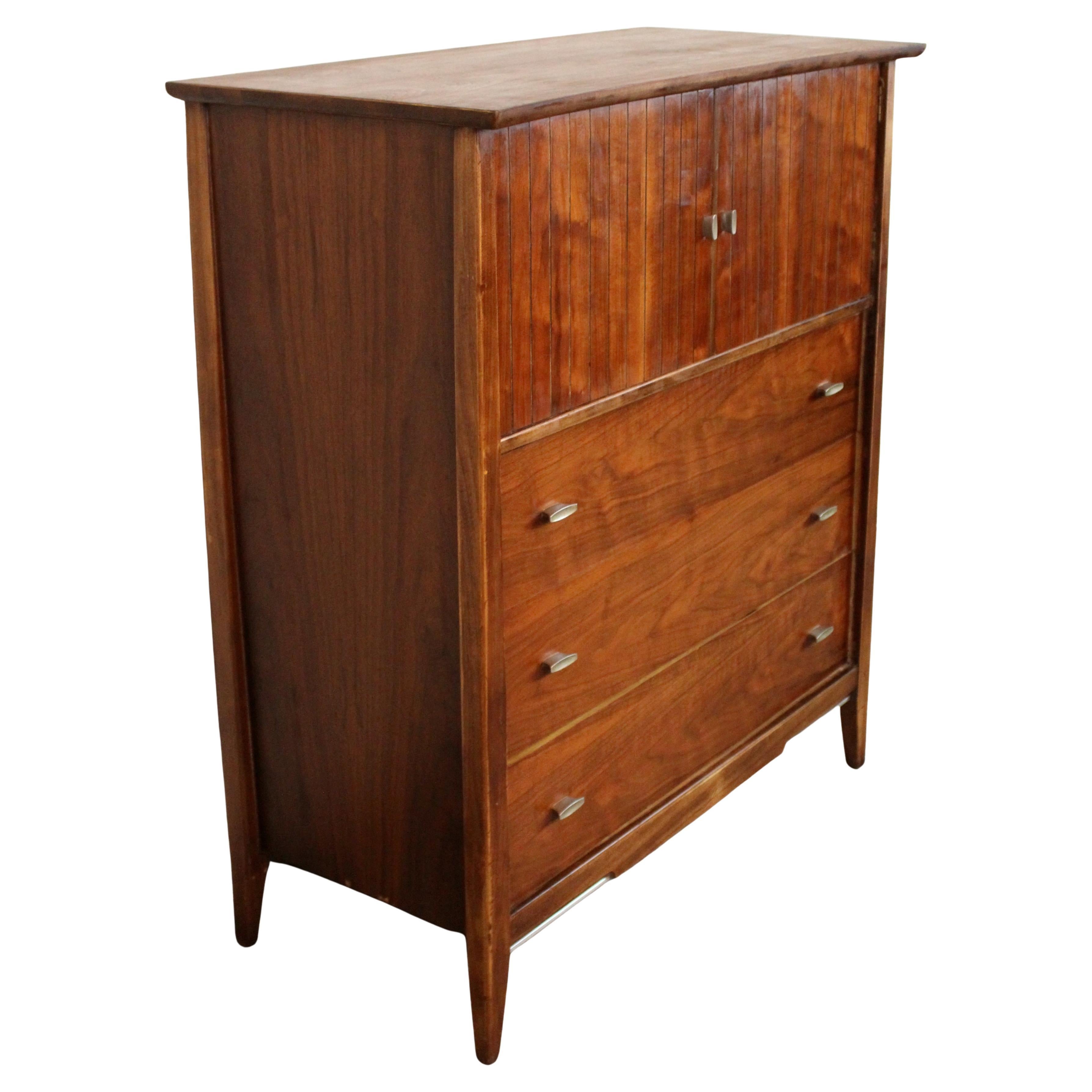 Kommode aus Nussbaumholz aus der Mitte des Jahrhunderts von Harmony House im Angebot