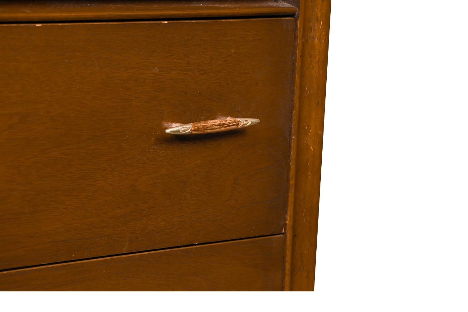 Comò Highboy in noce del Medioevo Broyhill Premier Saga 3
