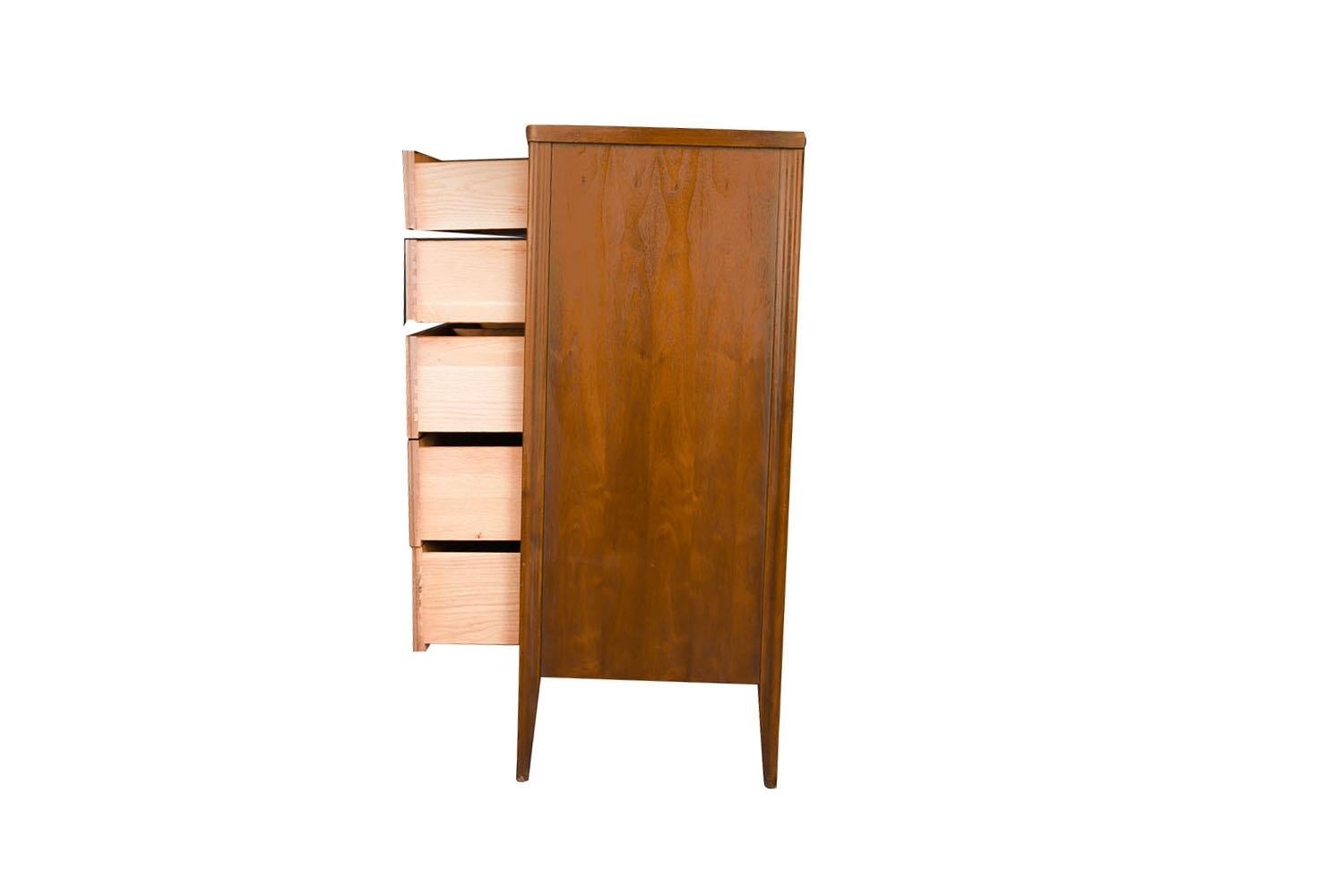 Mid-Century Modern Mid Century Walnut Highboy Dresser Broyhill Premier Saga For Sale