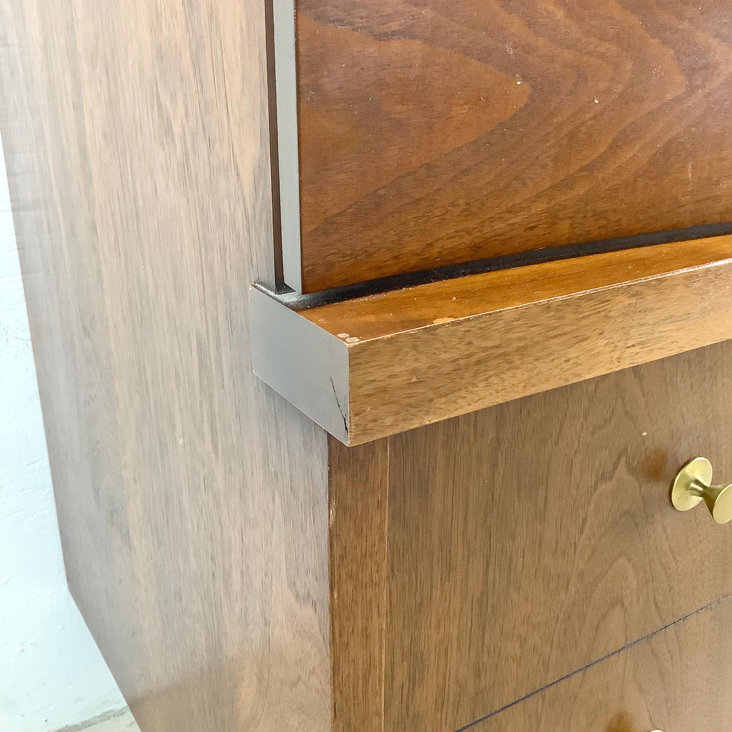 Comò Highboy in noce del Medioevo di Bassett in vendita 8