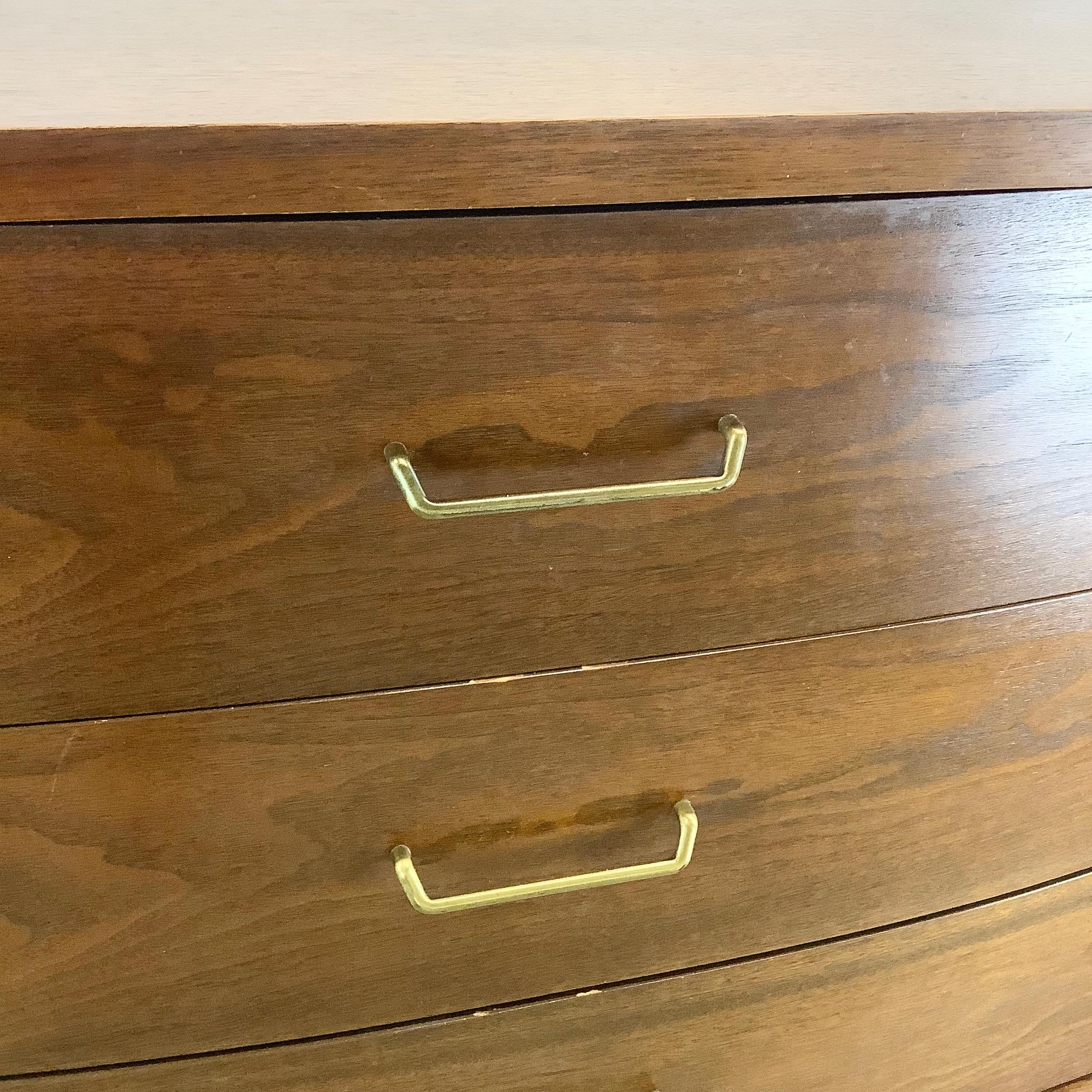 Comò Highboy in noce del Medioevo di Bassett in vendita 9