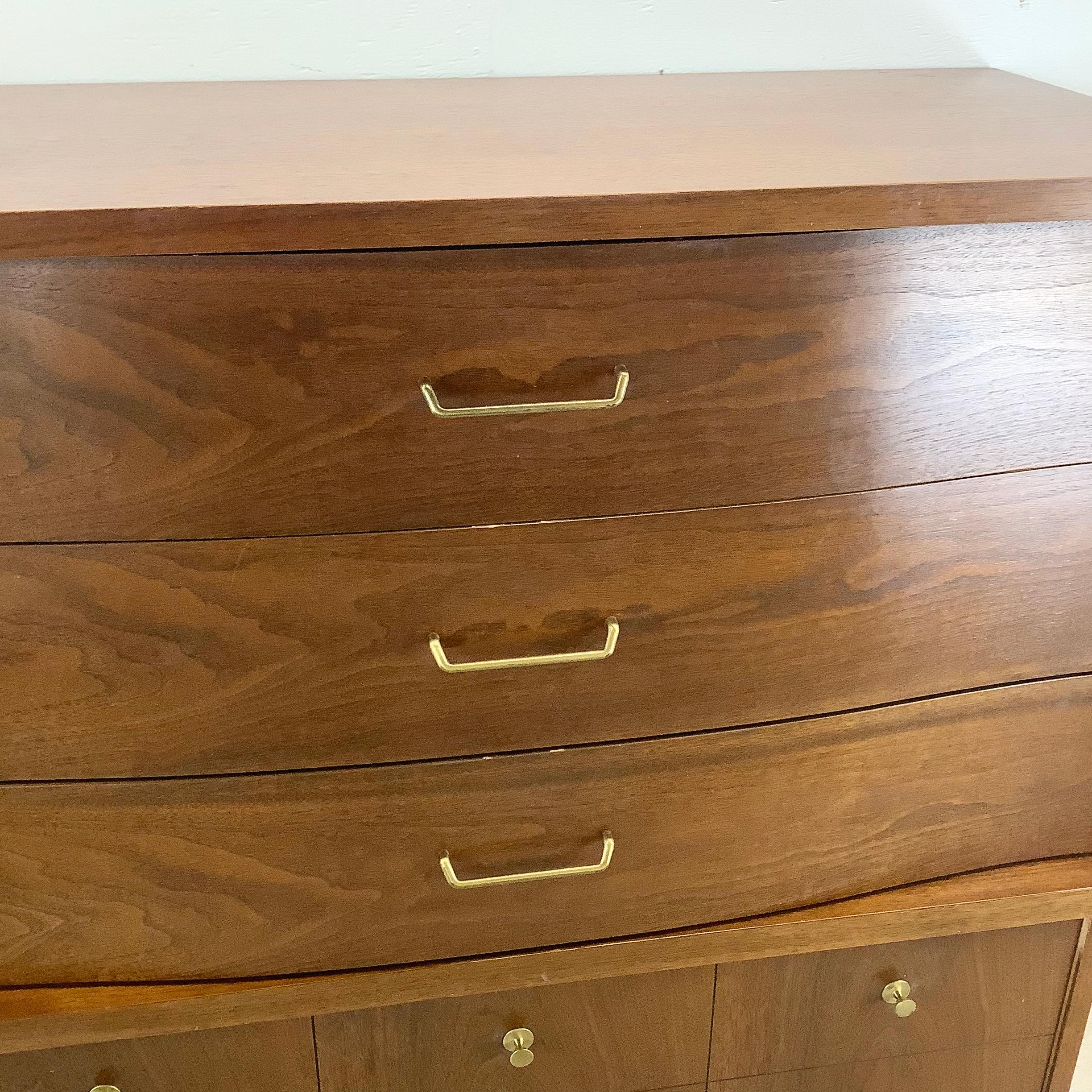 Comò Highboy in noce del Medioevo di Bassett in vendita 11