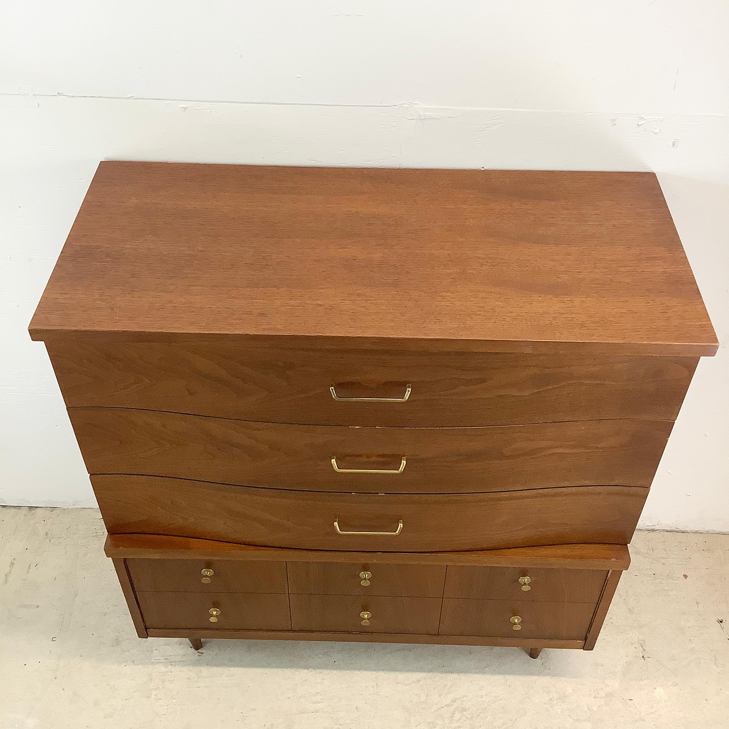 Mid-Century moderno Comò Highboy in noce del Medioevo di Bassett in vendita