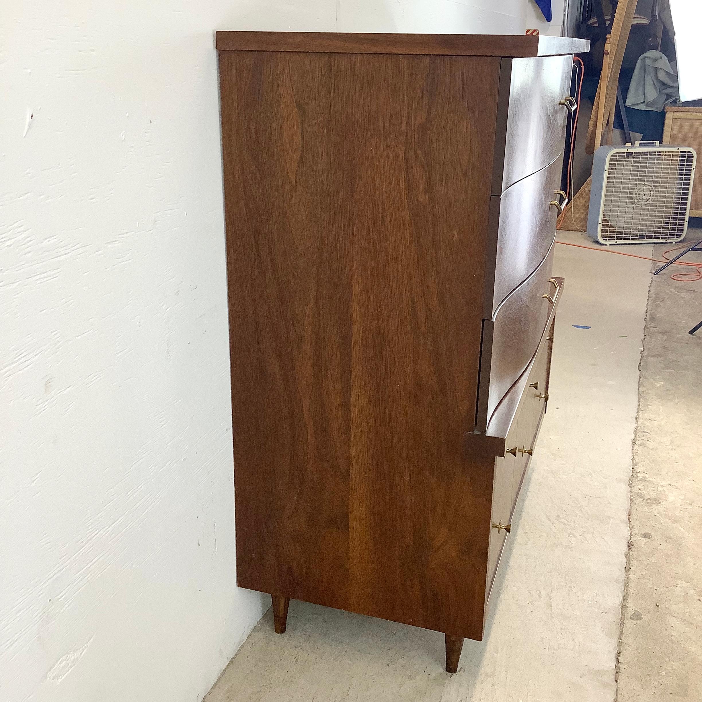 Americano Comò Highboy in noce del Medioevo di Bassett in vendita