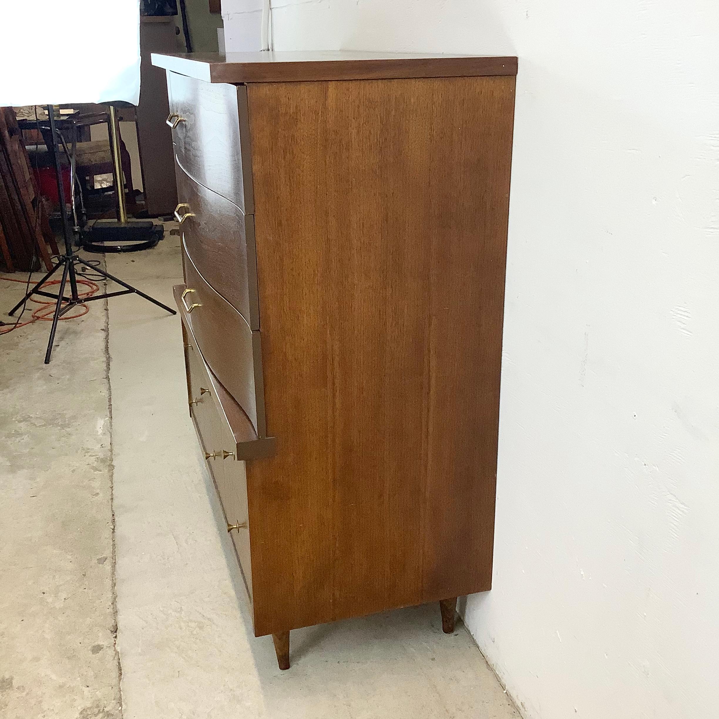 Altro Comò Highboy in noce del Medioevo di Bassett in vendita