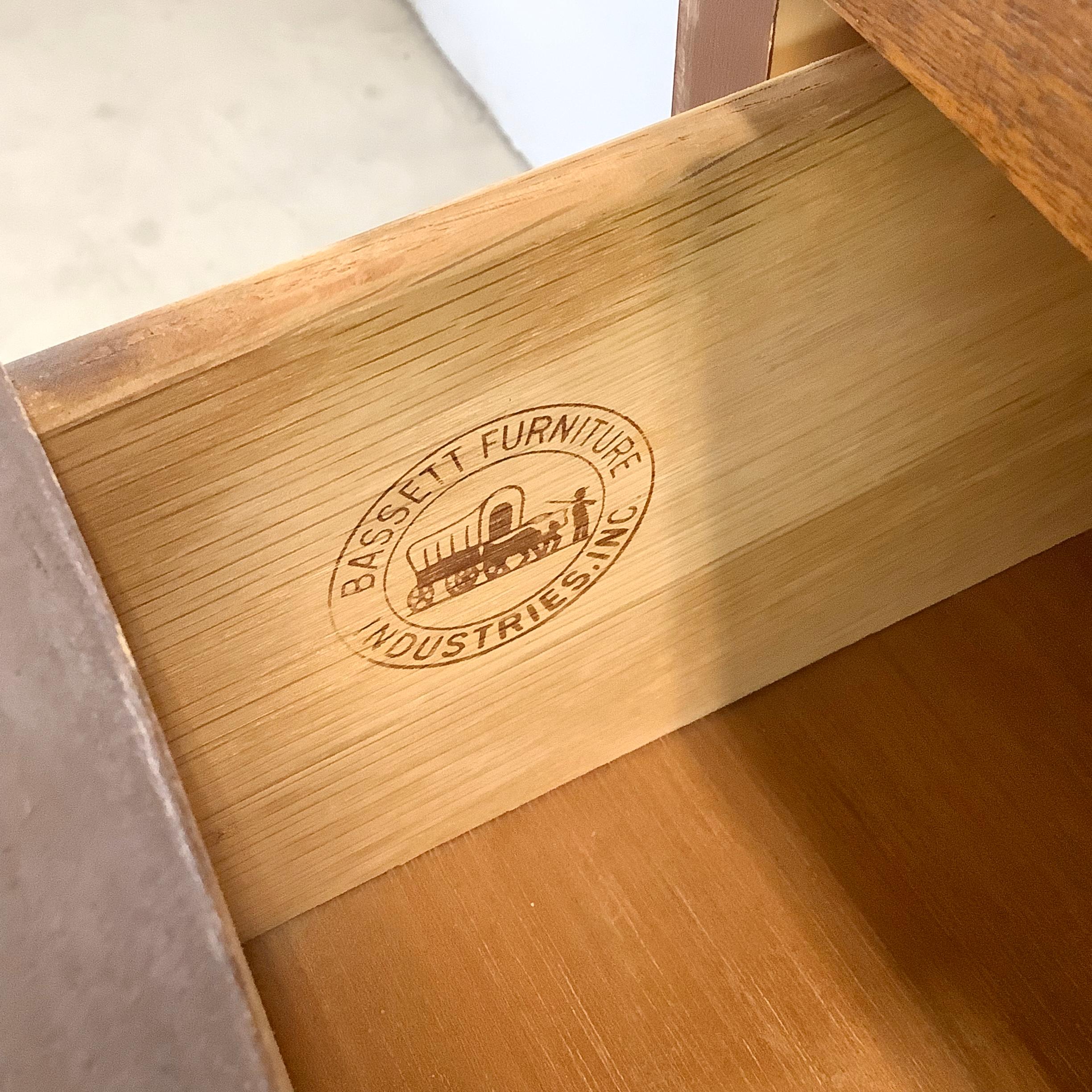 Comò Highboy in noce del Medioevo di Bassett In condizioni buone in vendita a Trenton, NJ