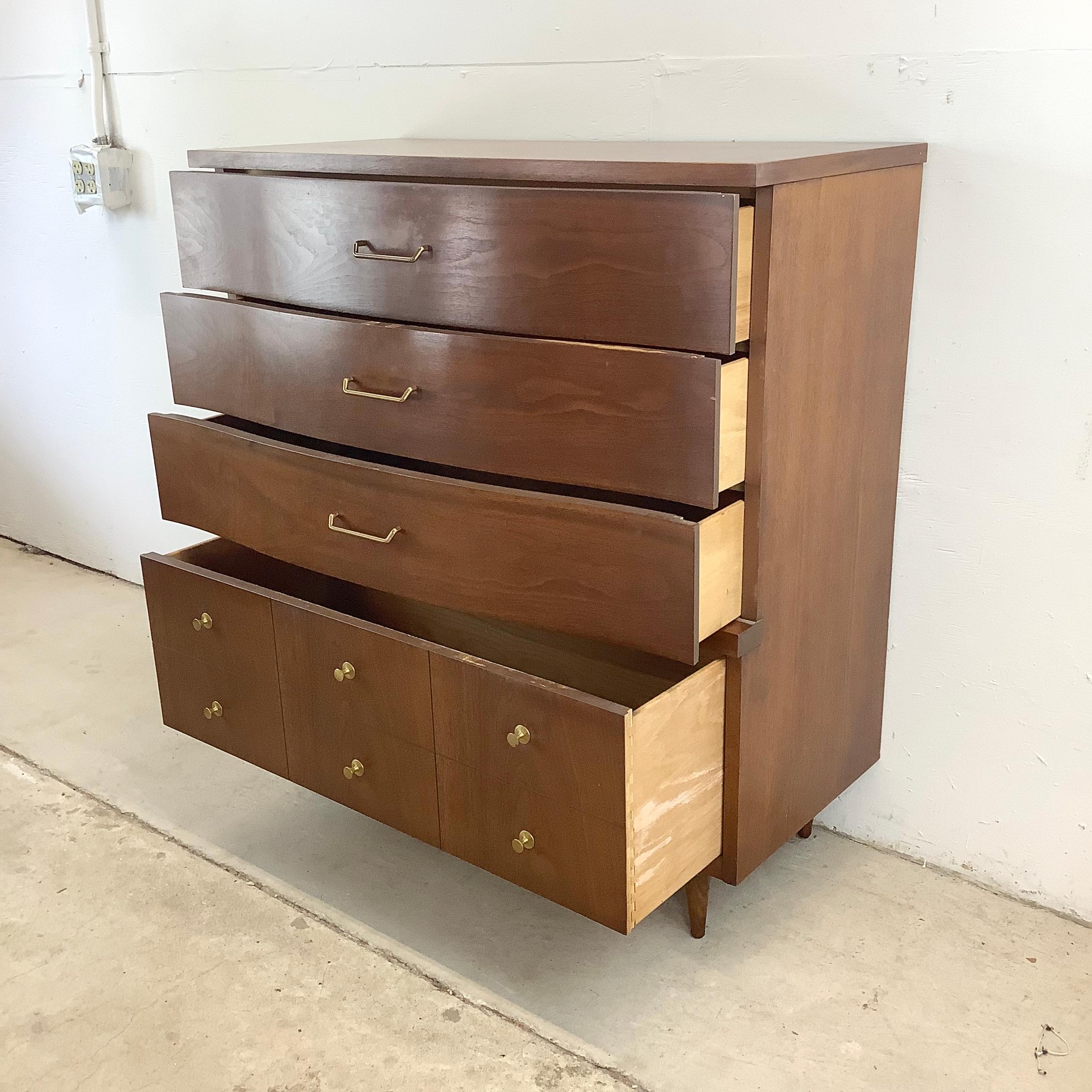 XX secolo Comò Highboy in noce del Medioevo di Bassett in vendita