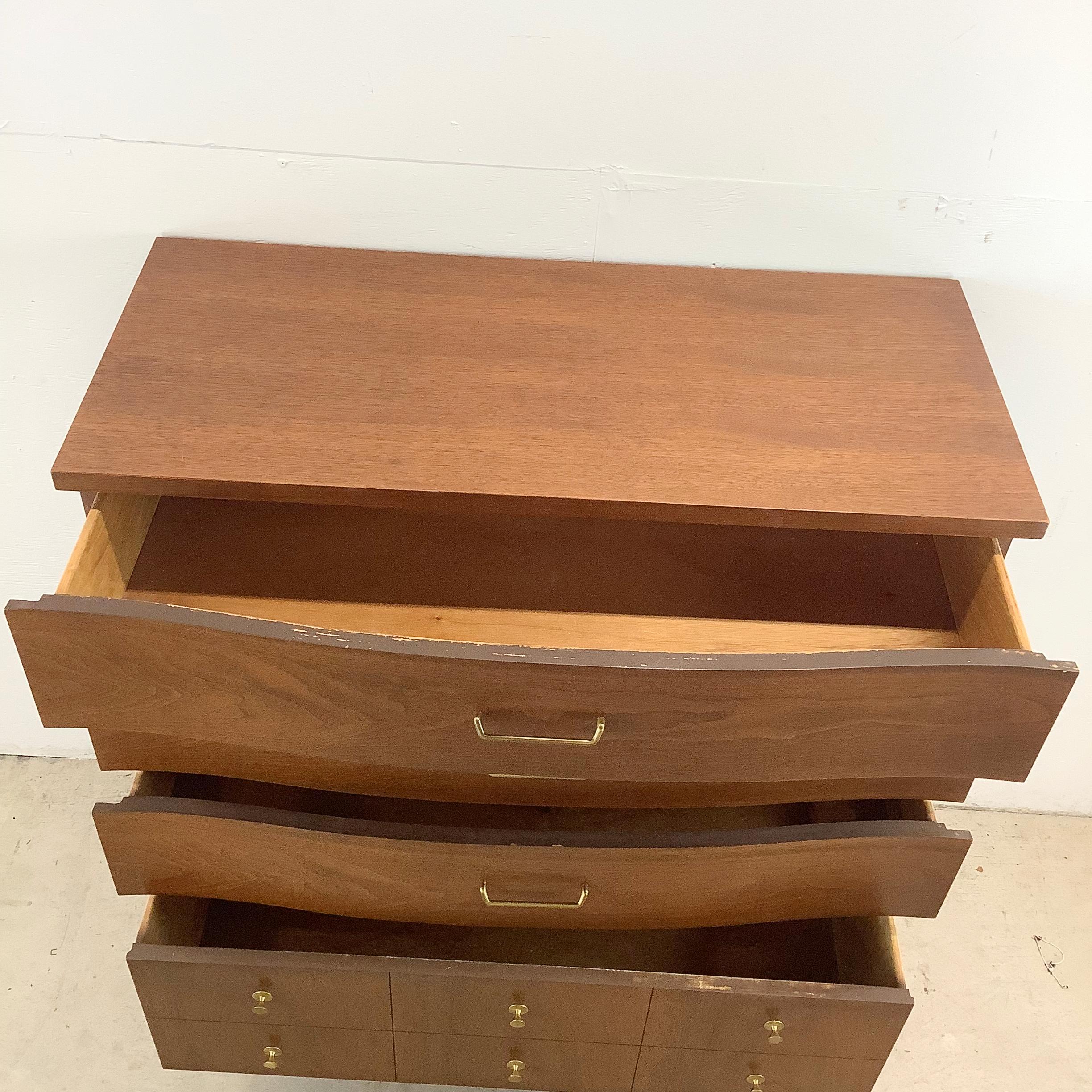 Noce Comò Highboy in noce del Medioevo di Bassett in vendita