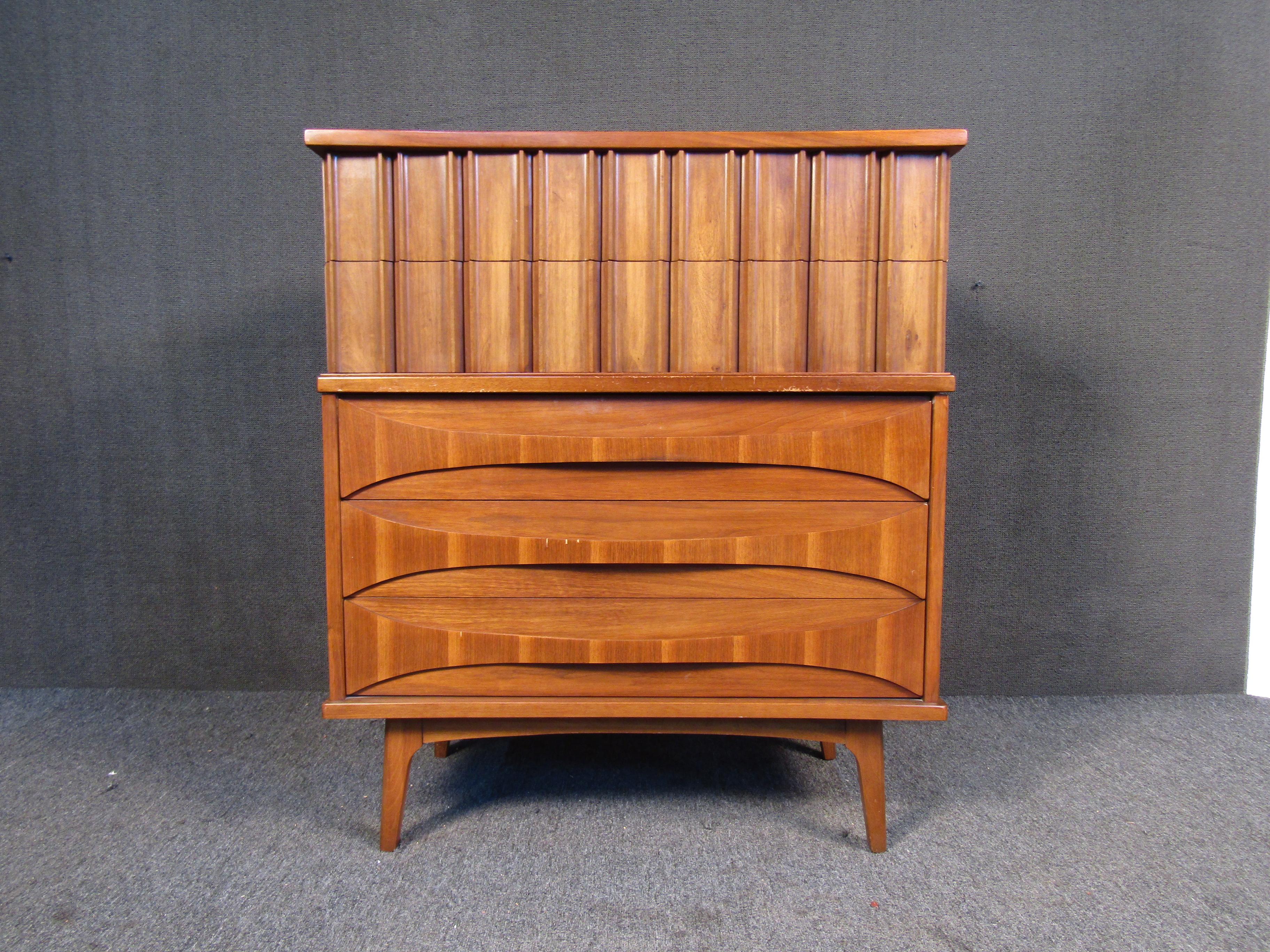 A mid-century highboy dresser featuring five wide drawers, bent wood handles and a sleek walnut finish. A truly beautiful piece that is a time capsule from an iconic era of furniture. 


Please confirm item location with seller (NY/NJ).