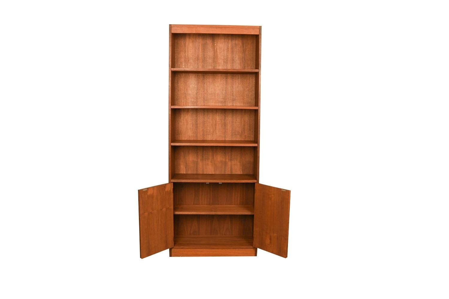 Fantastic mid-century walnut, bookcase storage cabinet/hutch. This amazing vintage bookcase and storage cabinet features an upper open bookcase with three removable shelves, below is a double door cabinet that opens to reveal ample storage space,