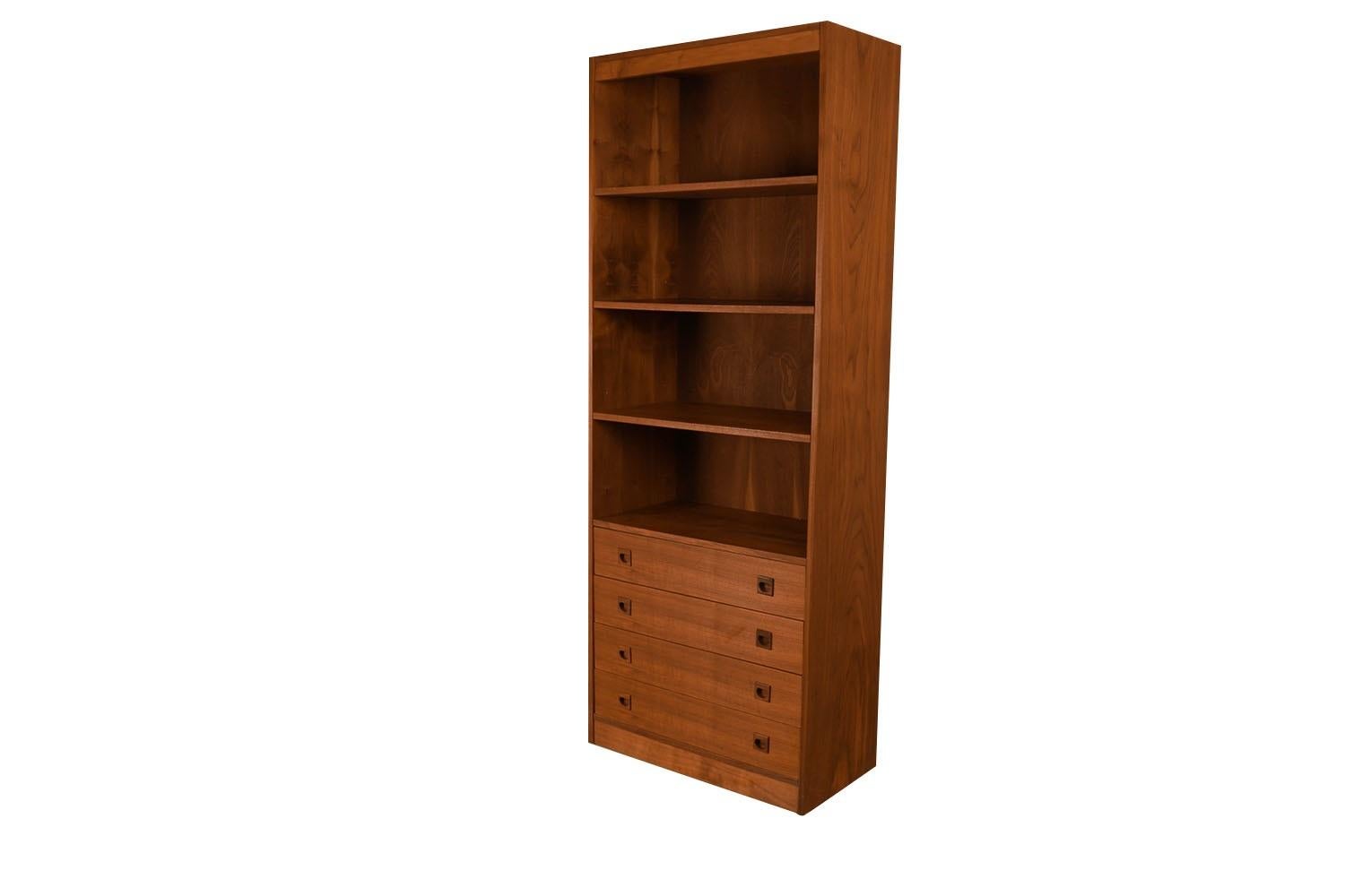 Mid-Century Walnut Hutch Bookcase Cabinet In Good Condition For Sale In Baltimore, MD